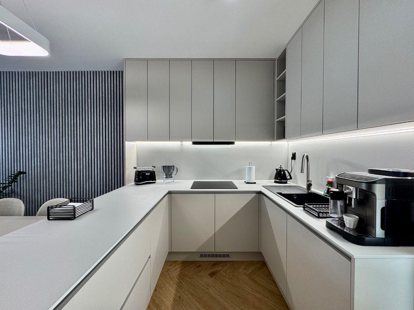 CENTRUM MESTA - TIMONOVA -  NOVOSTAVBA 2 IZBOVÝ KOMPLETNE ZARIADENÝ BYT S PARKOVACÍM MIESTOM.