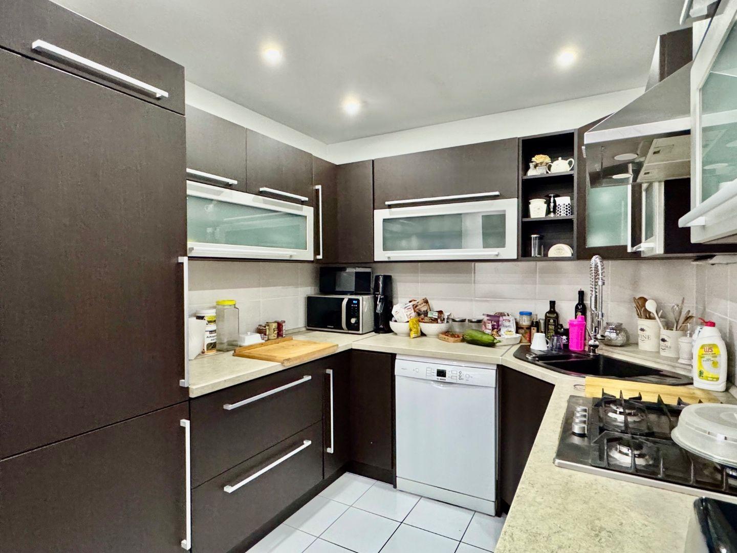 REZERVOVANÉ - TERASA - RUŽOVÁ PEKNÝ 3 IZBOVÝ BYT PO REKONŠTRUKCII 70 M2 SO ŠATNÍKOM.