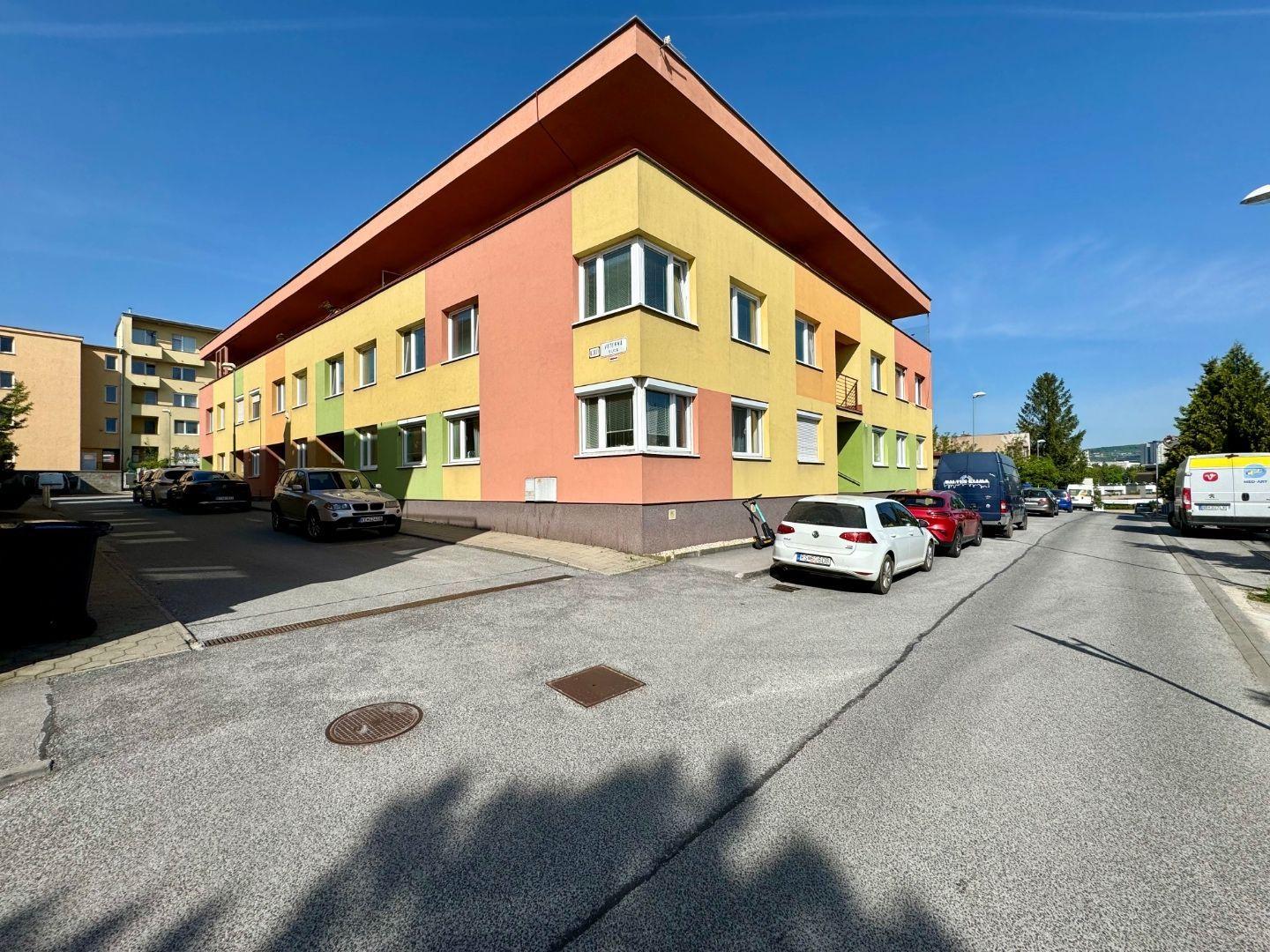 JUH - TÁBORSKA 3 IZBOVÝ BYT 80 M2 SO ZÁHRADOU A PARKOVACÍM MIESTOM.