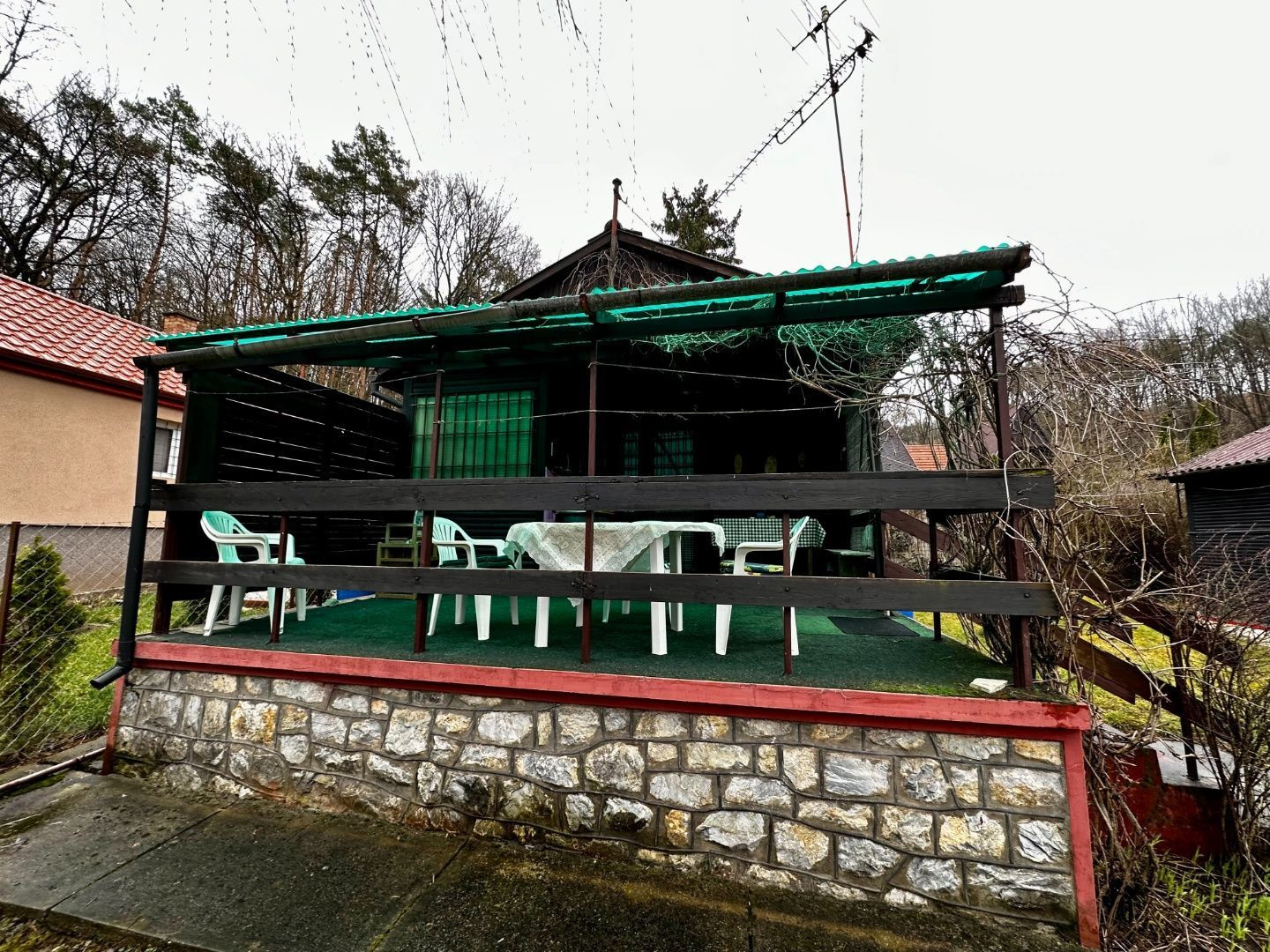 MAĎARSKO - MESZES 2 IZBOVÁ CHATA PRI JAZERE S TERASOU