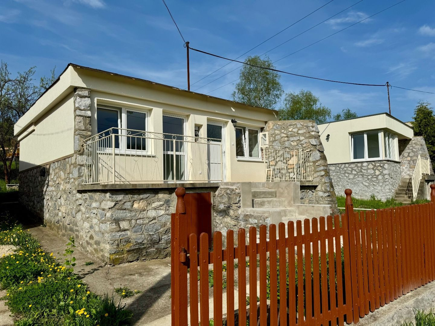 MAĎARSKO - JAZERO RAKACA - DVE MUROVANÉ CHATY ZA CENU JEDNEJ - PRI JAZERE S TERASOU.