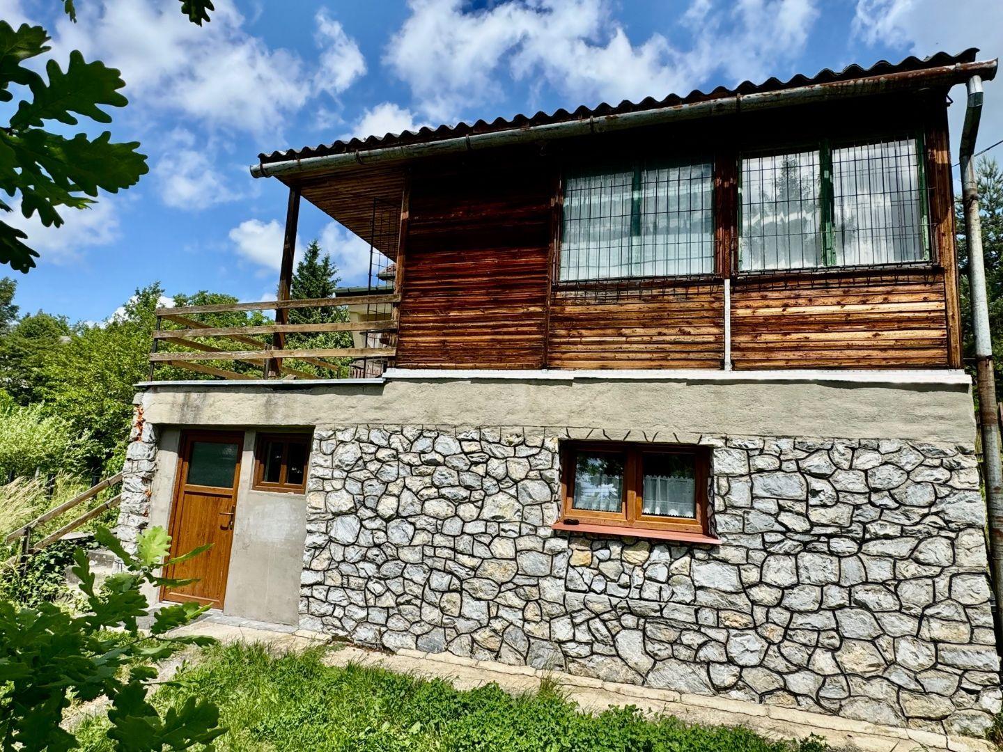 NOVÁ CENA - MAĎARSKO - JAZERO RAKACA - POSCHODOVÁ CHATA  S  NOVÝM ALTÁNKOM A TERASOU.