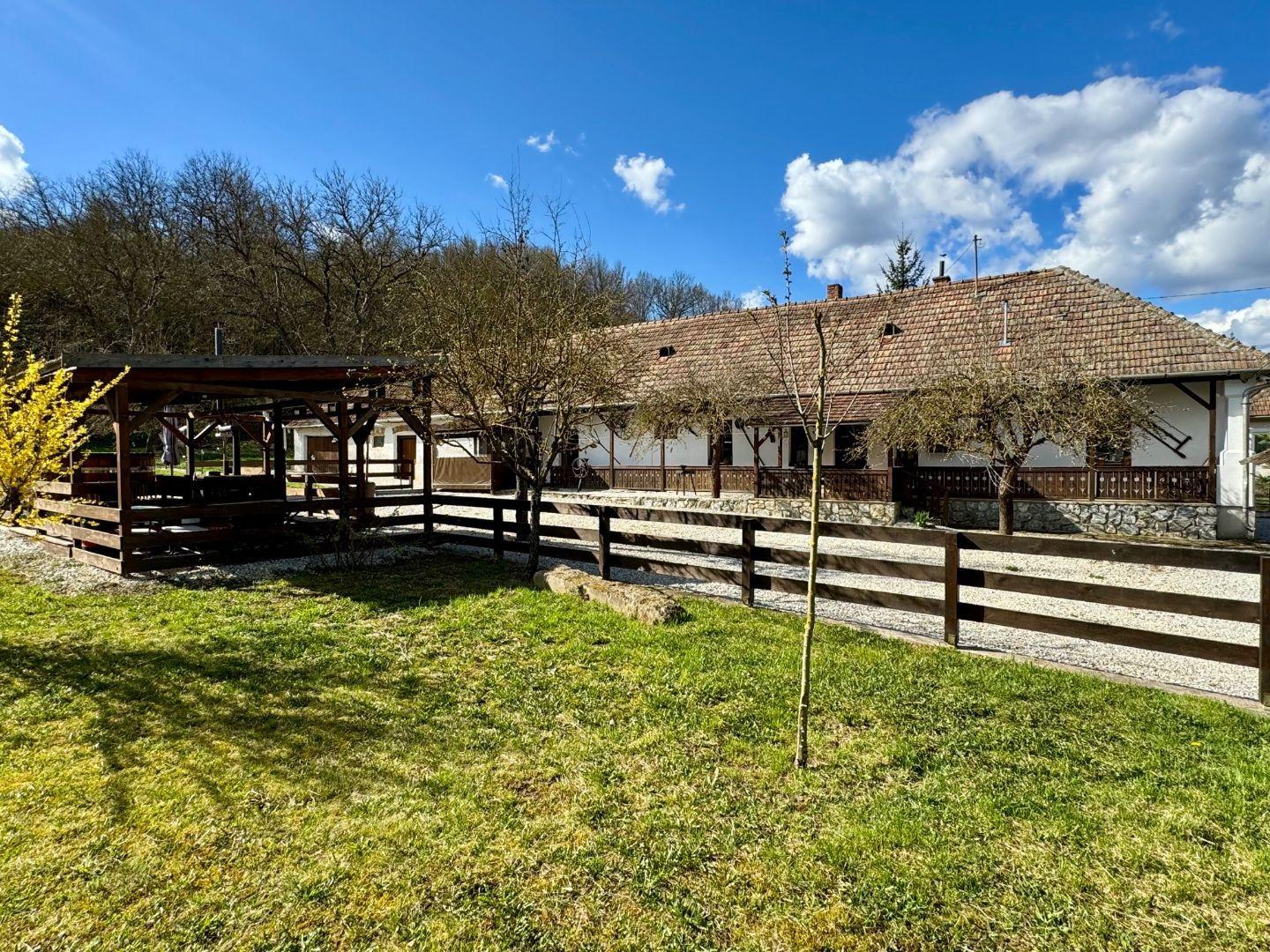 MAĎARSKO - MESZES PEKNÝ 4 IZBOVÝ GAZDOVSKÝ DOM, PO REKONŠTRUKCII - VEĽKÝ POZEMOK 2.425 M2