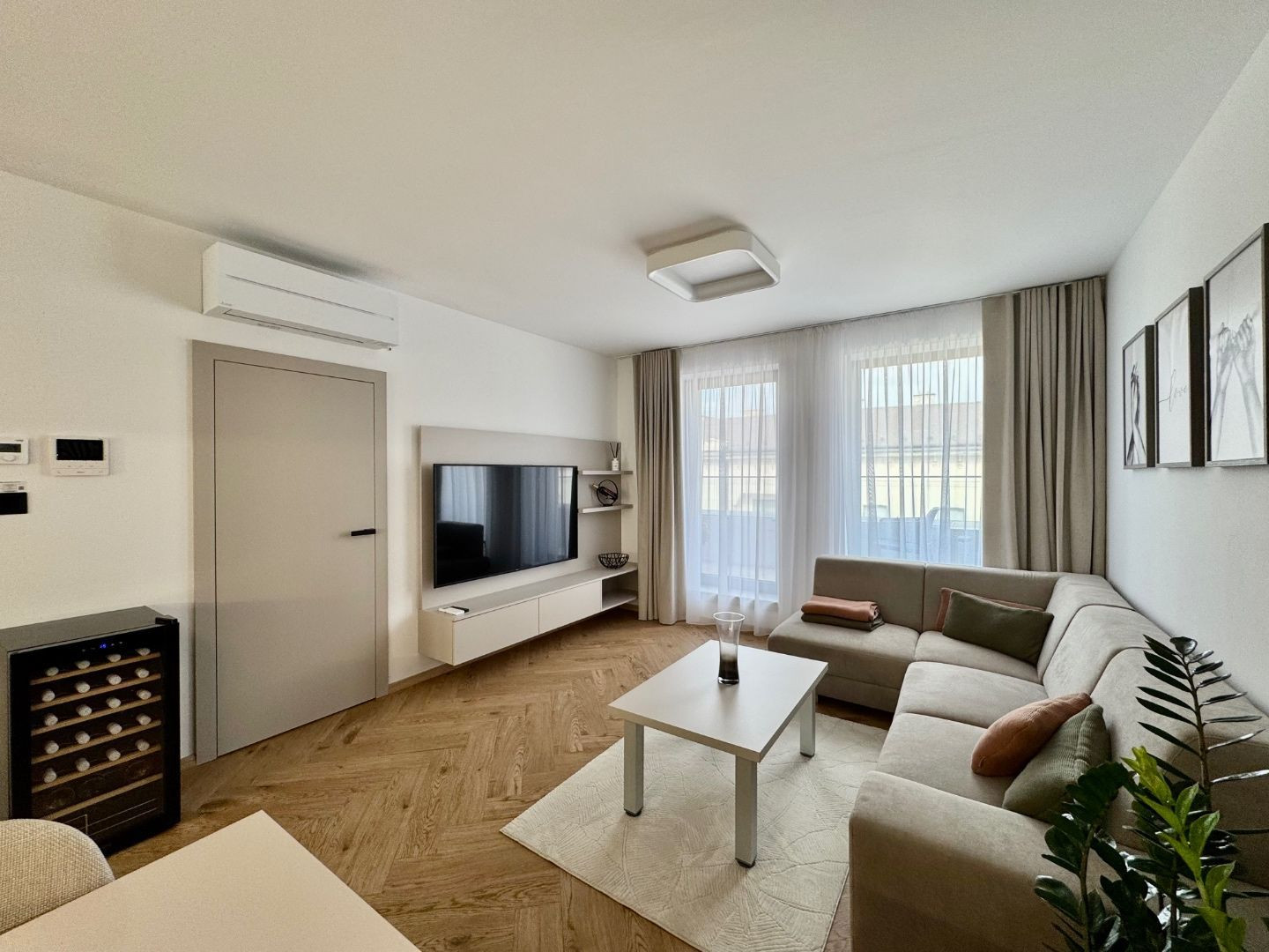 CENTRUM MESTA - TIMONOVA -  NOVOSTAVBA 2 IZBOVÝ KOMPLETNE ZARIADENÝ BYT S PARKOVACÍM MIESTOM.