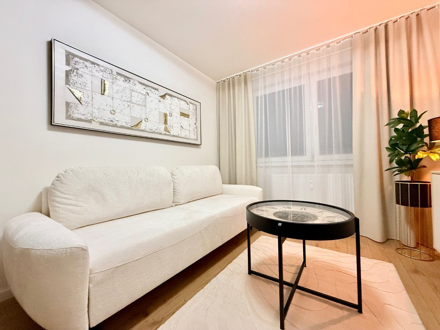 JUH - PRI AUPARKU - 1 IZBOVÝ MODERNÝ KOMPLETNE ZARIADENÝ BYT.