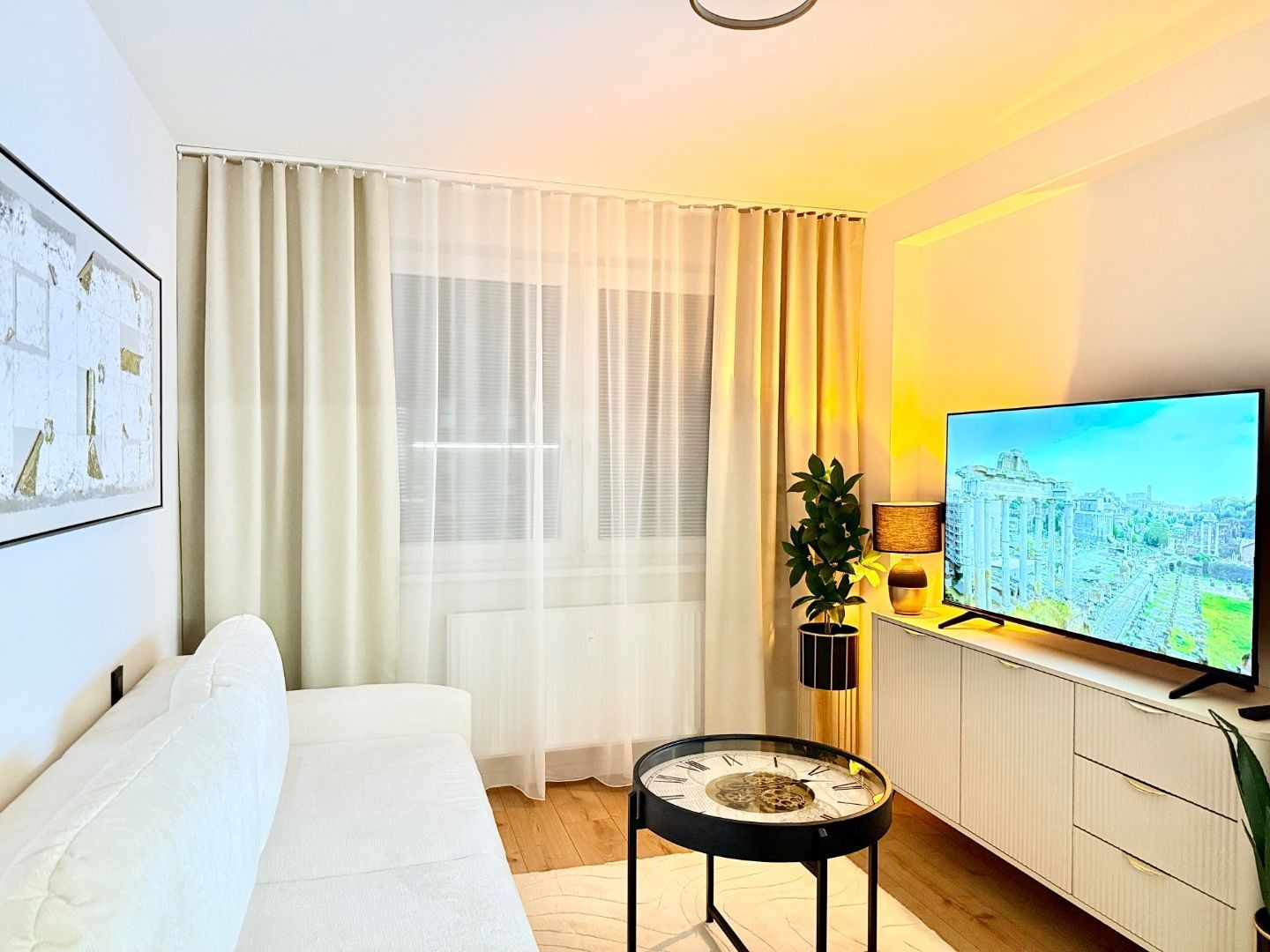 JUH - PRI AUPARKU - 1 IZBOVÝ MODERNÝ KOMPLETNE ZARIADENÝ BYT.