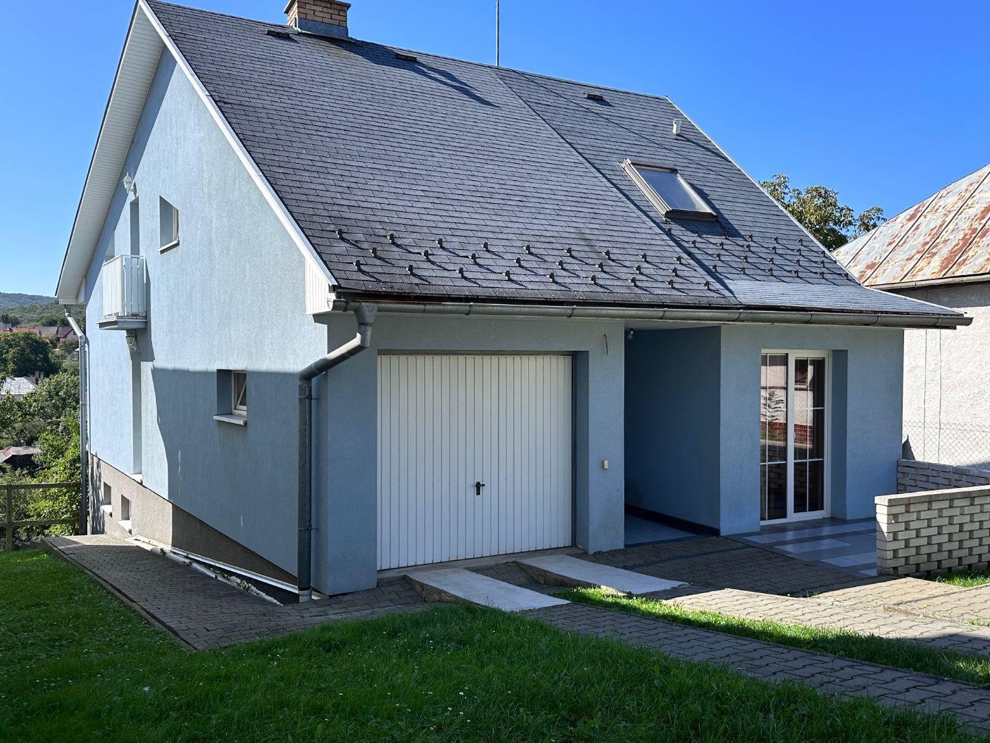 VYŠNÝ KLATOV - 6 IZBOVÝ RD S VÝMEROU 300 M2, POZEMOK 1221 M2.