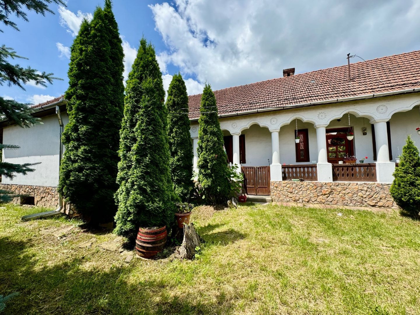 MAĎARSKO - PERKUPA  PERFEKTNÝ 4 IZBOVÝ RD V PEKNOM PROSTREDÍ.