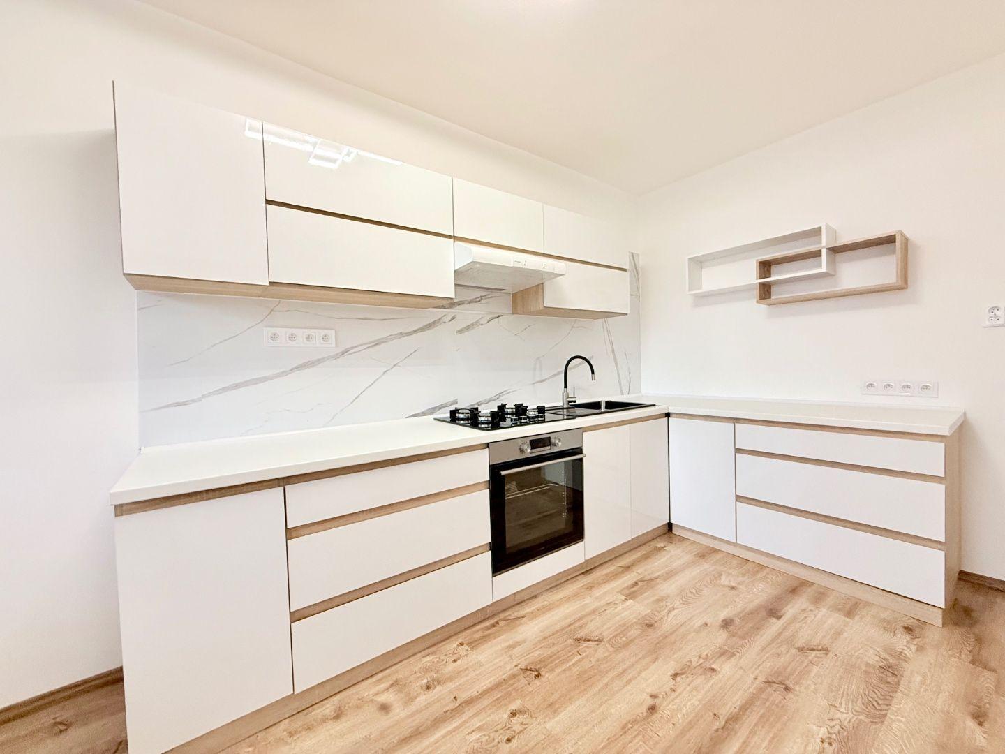 JAZERO - ČINGOVSKÁ PEKNÝ 3 IZBOVÝ BYT PO REKONŠTRUKCII 68 M2 S LODŽIOU.