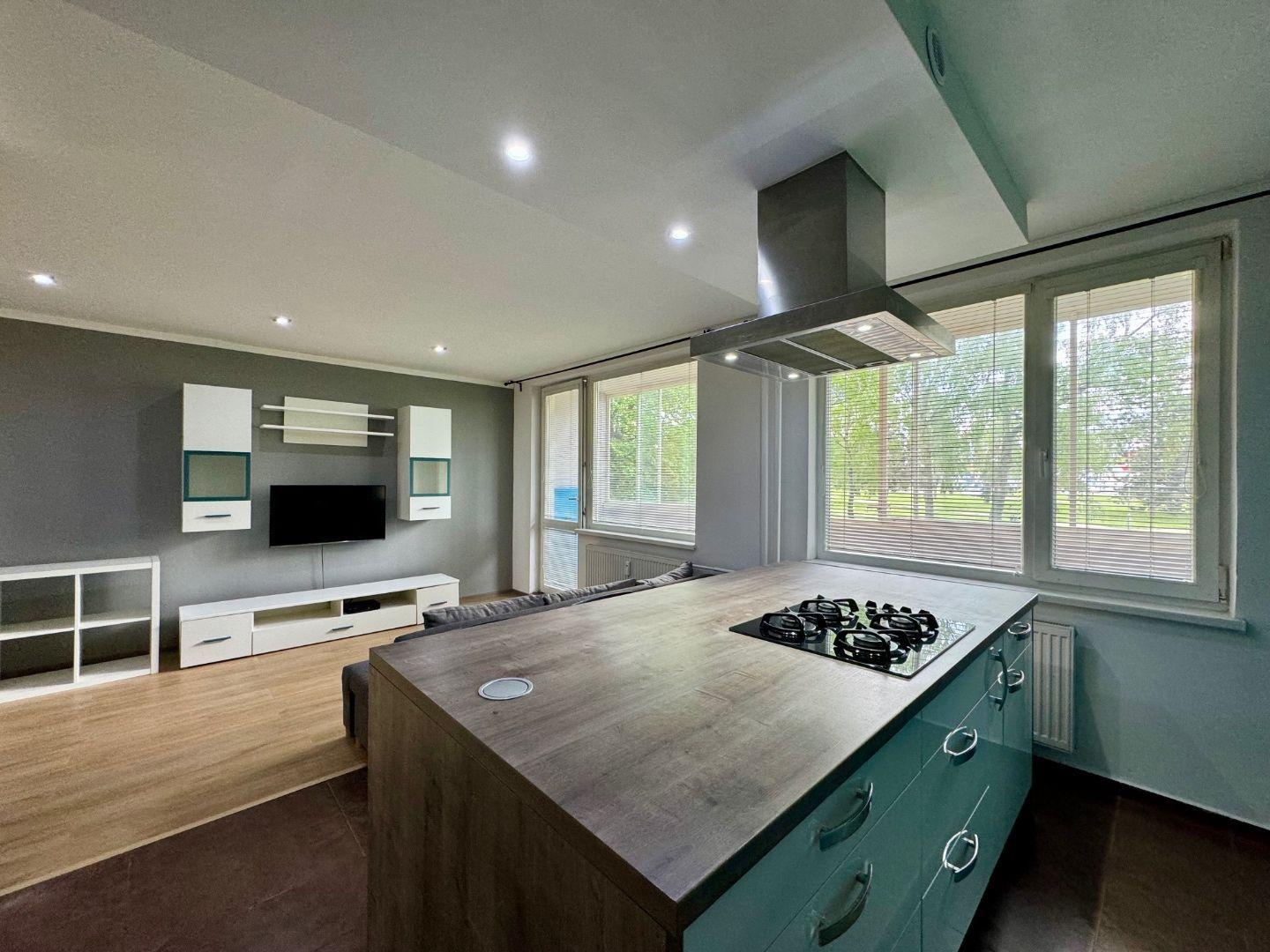 JAZERO - DONSKÁ PEKNÝ 3 IZBOVÝ KOMPLETNE ZARIADENÝ BYT 68 M2 S LODŽIOU.