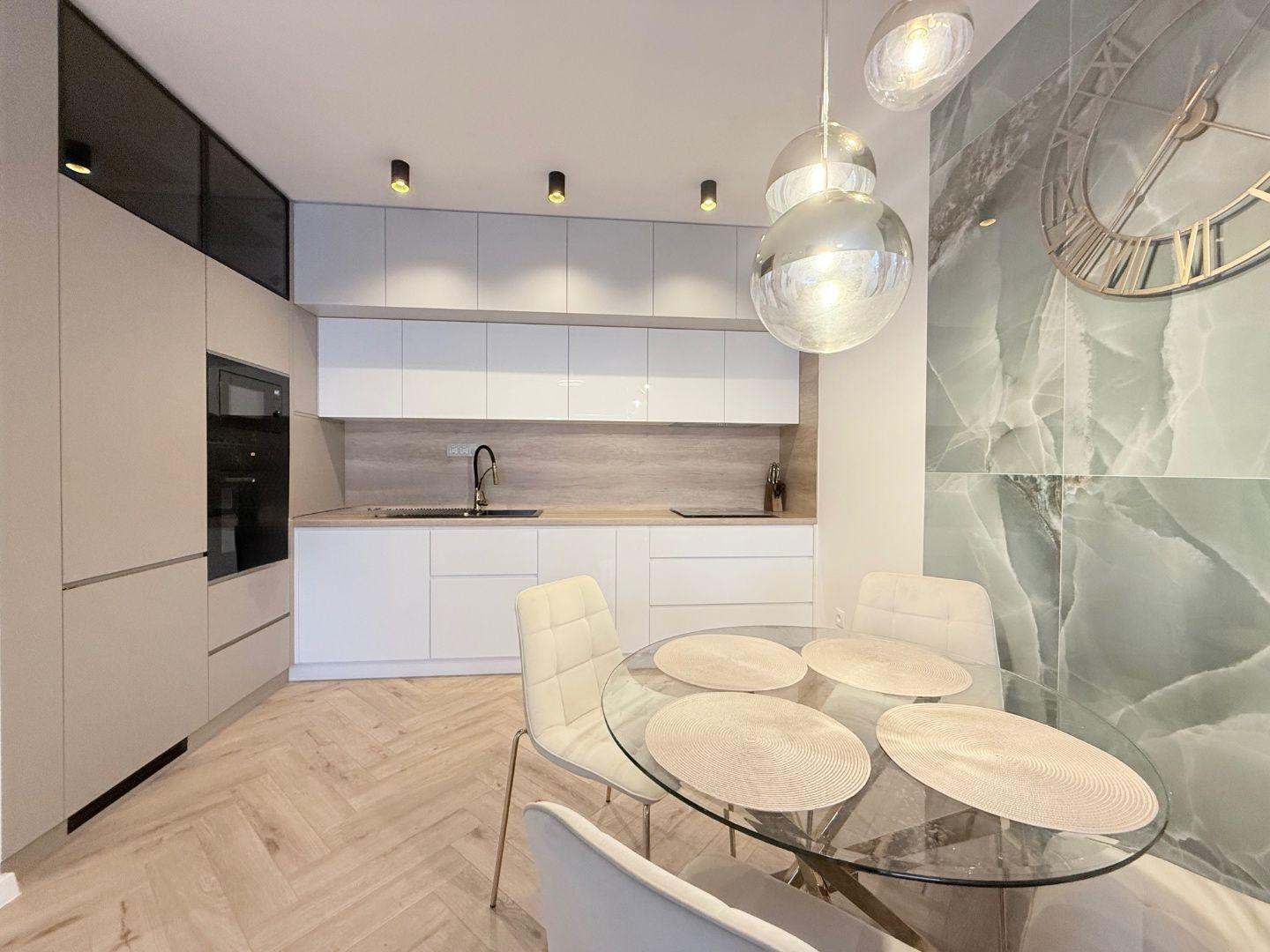 ZELENÁ STRÁŇ - NOVOSTAVBA ZARIADENÝ 3 IZBOVÝ MODERNÝ BYT 64 M2, TERASA 7 M2.