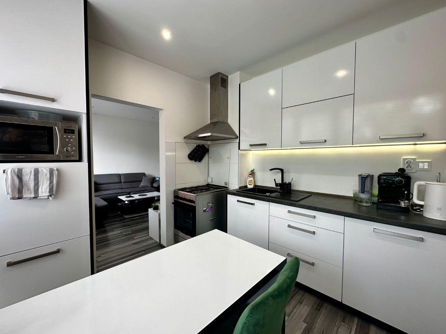 NAD JAZEROM - ROVNÍKOVÁ 1,5 IZBOVÝ BYT 42 M2, ZARIADENÝ S LODŽIOU.