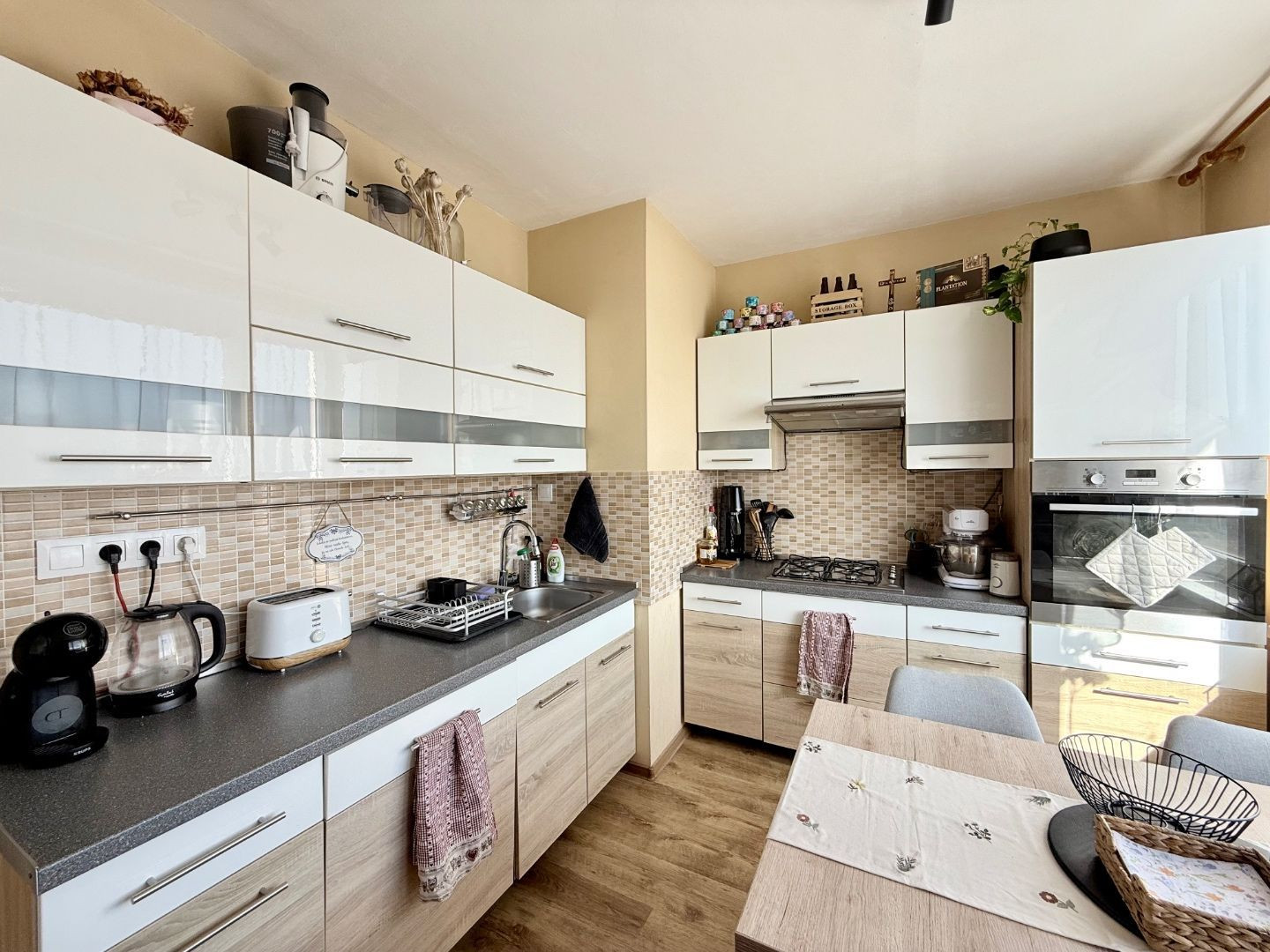 REZERVOVANÉ - JAZERO - STÁLICOVÁ 3 IZBOVÝ BYT PO REKONŠTRUKCII 65 M2 S LODŽIOU.