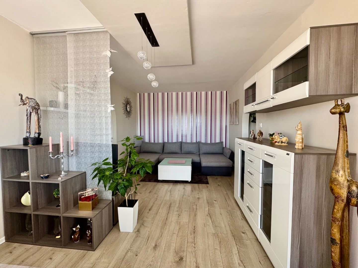 TERASA - BRIGÁDNICKA PEKNÝ 3 IZBOVÝ BYT 59 M2, LODŽIA, KOMPLETNE ZARIADENÝ.