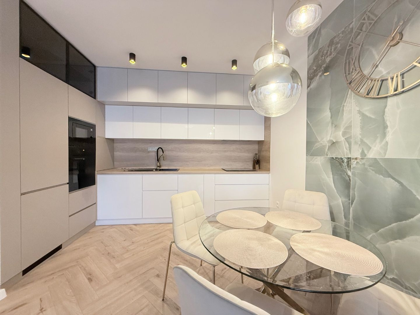 ZELENÁ STRÁŇ - NOVOSTAVBA ZARIADENÝ 3 IZBOVÝ MODERNÝ BYT 64 M2, TERASA 7 M2.