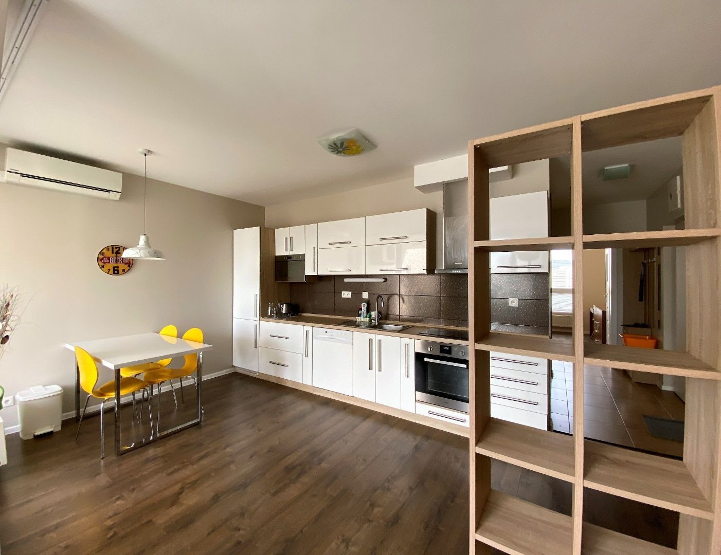 TERASA - ZARIADENÝ 2 IZBOVÝ BYT SO ŠATNÍKOM NOVÁ TERASA 60 M2, TERASA, PARKING.