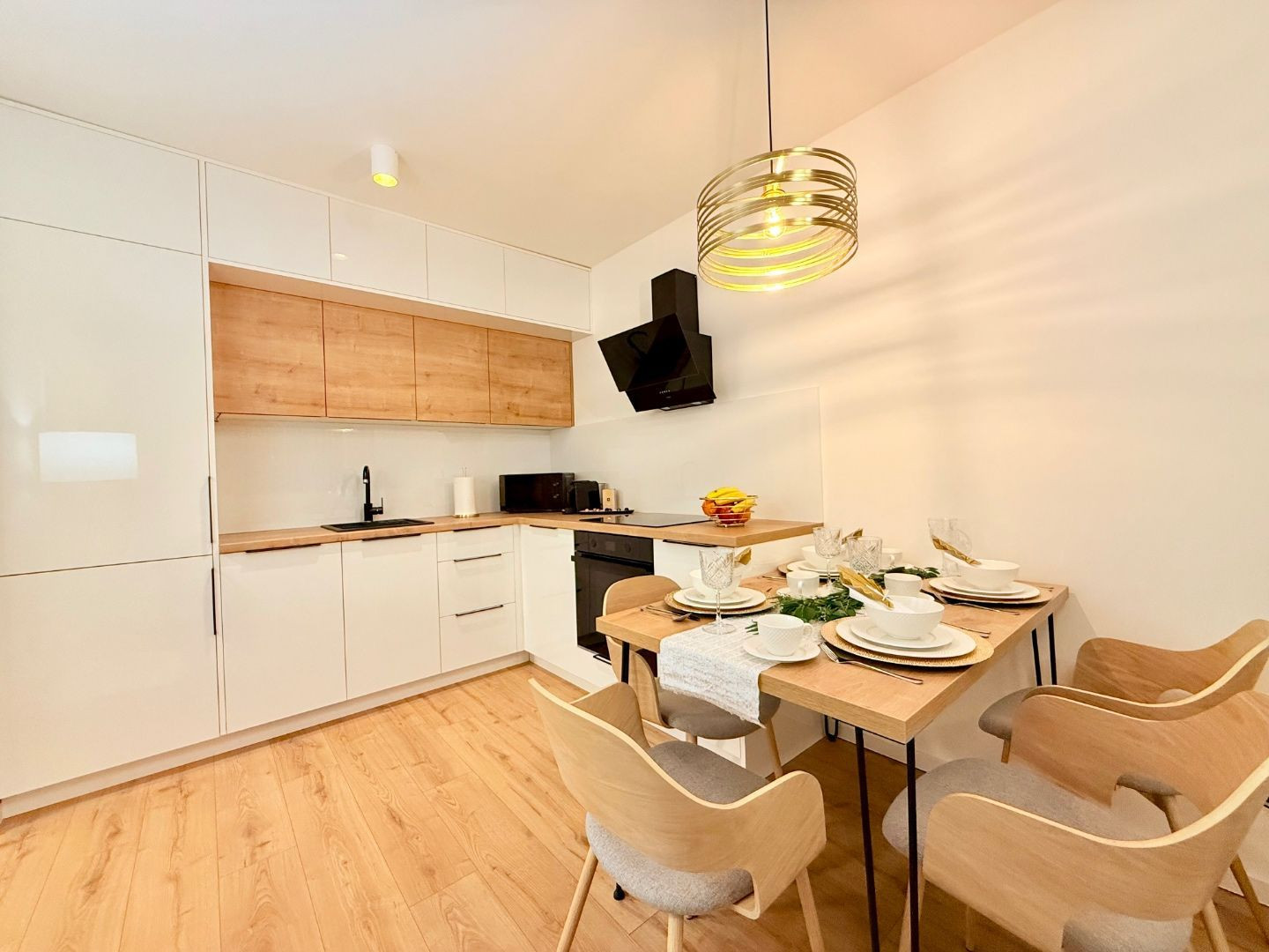 JUH - PRI AUPARKU - 2 IZBOVÝ BYT S PARKINGOM - KOMPLETNE ZARIADENÝ .