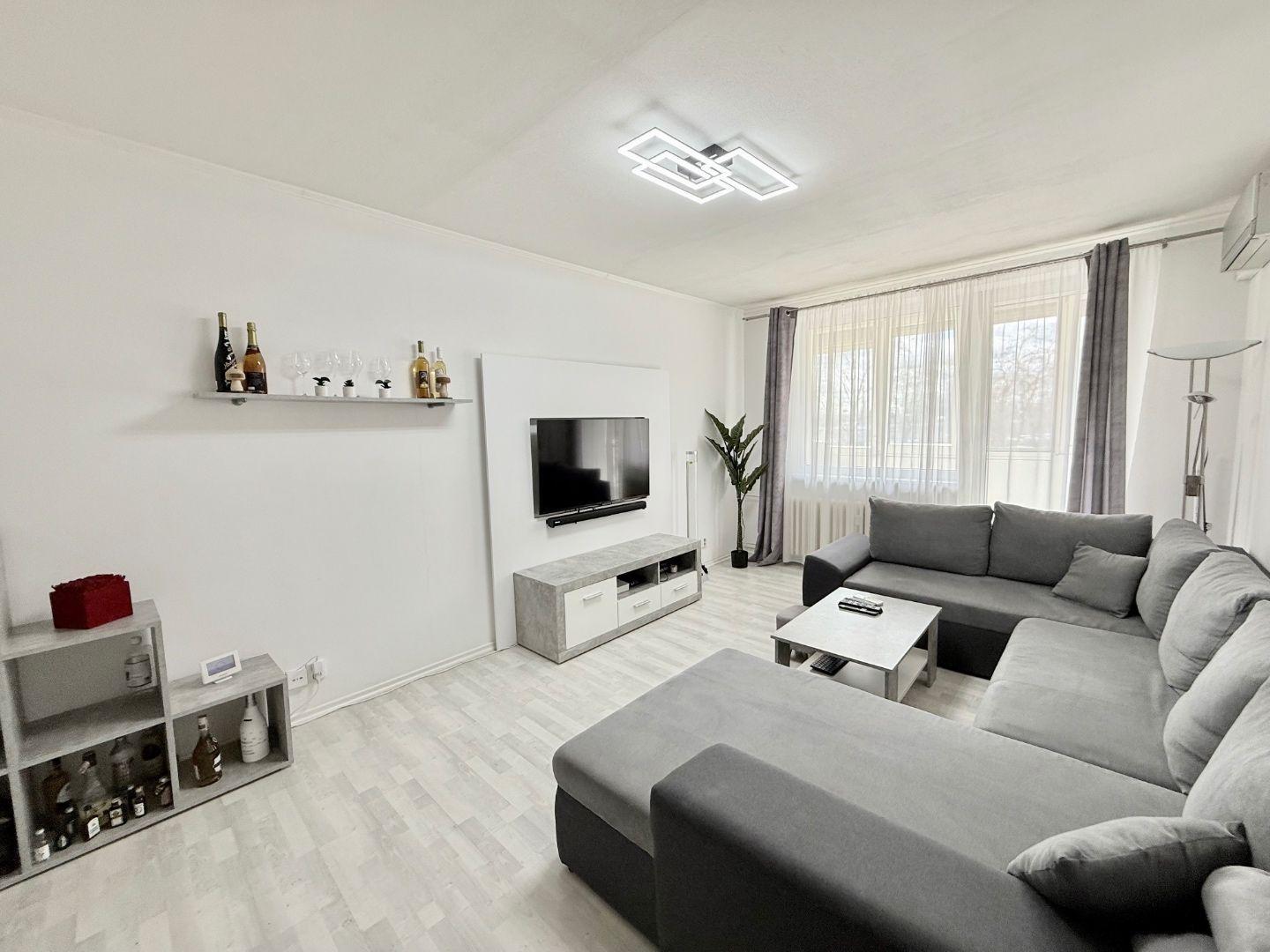 JUH PRI AUPARKU - JANTÁROVÁ -  3 IZBOVÝ BYT PO REKONŠTRUKCII 65 M2 S LODŽIOU.