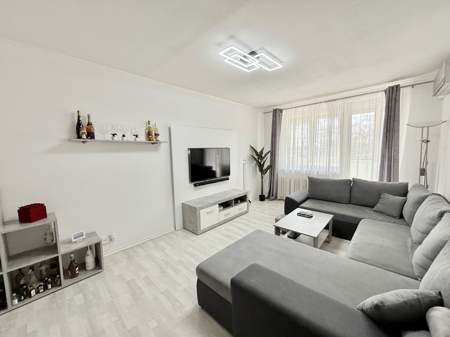 JUH PRI AUPARKU - JANTÁROVÁ -  3 IZBOVÝ BYT PO REKONŠTRUKCII 65 M2 S LODŽIOU.