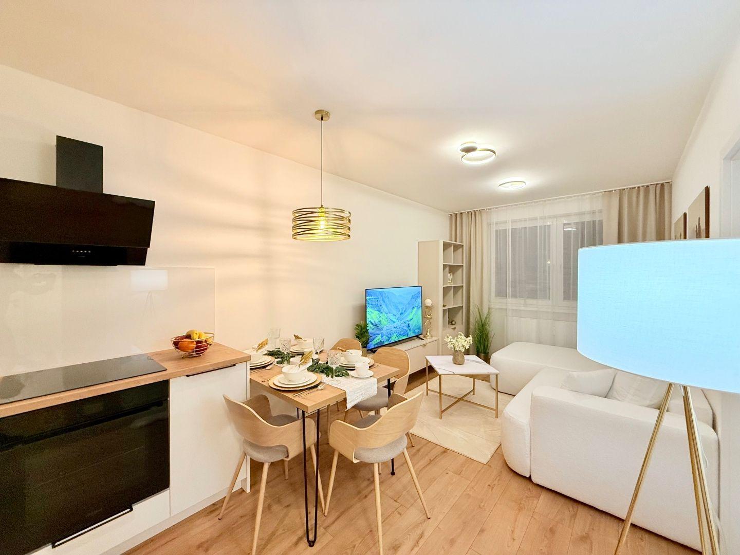 JUH - PRI AUPARKU - 2 IZBOVÝ BYT KOMPLETNE ZARIADENÝ .