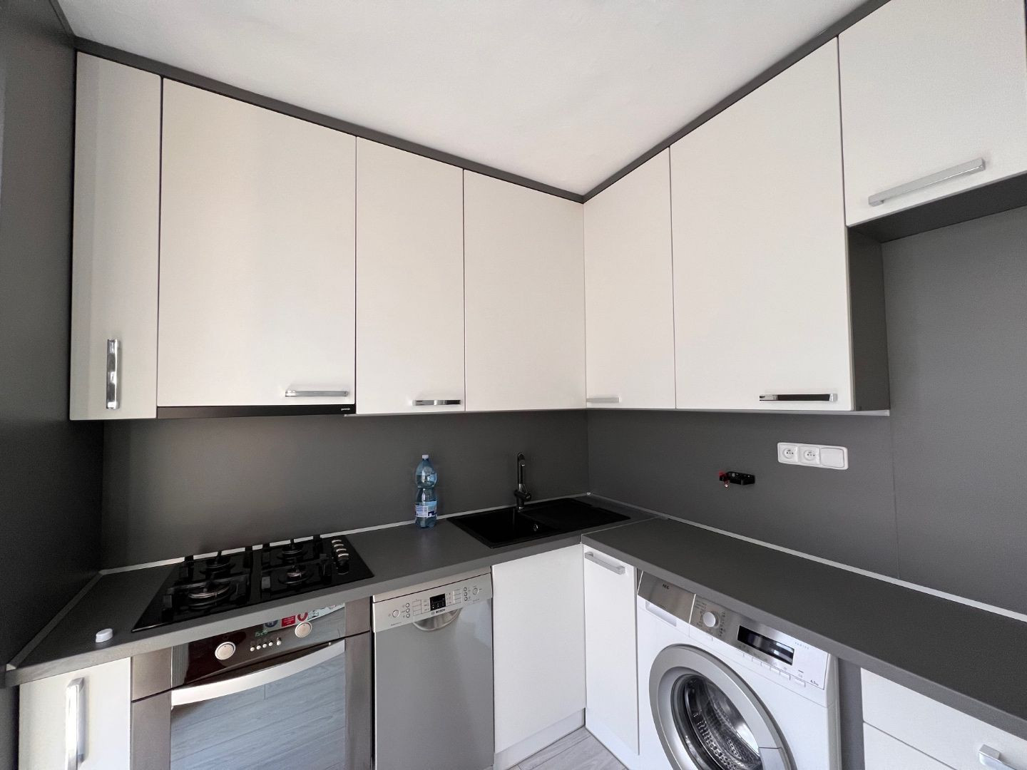 SEVER - BOŽENY NEMCOVEJ 1 IZBOVÝ BYT 40 M2 PO REKONŠTRUKCII, BALKÓN, PLASTOVÉ OKNÁ, ZATEPLENÝ OBYTNÝ DOM.