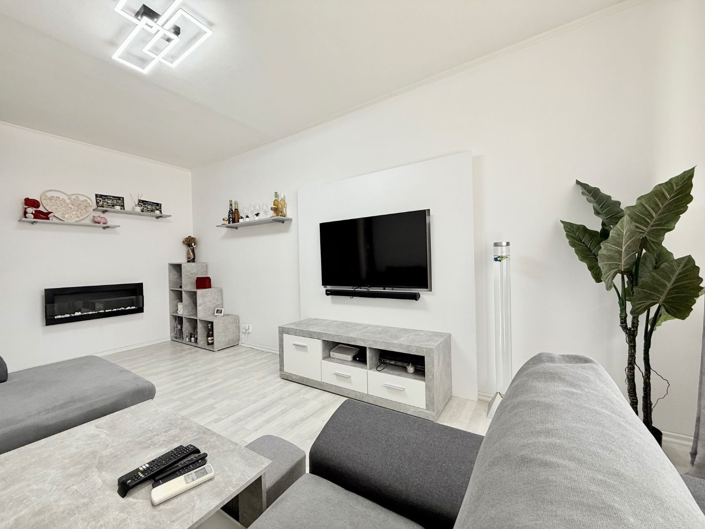 JUH PRI AUPARKU - JANTÁROVÁ -  3 IZBOVÝ BYT PO REKONŠTRUKCII 65 M2 S LODŽIOU.