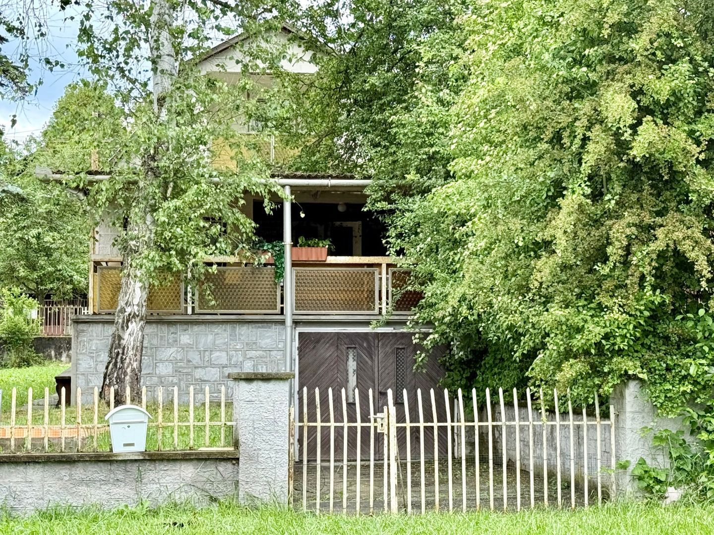 MAĎARSKO - JAZERO RAKACA - POSCHODOVÁ 5 IZBOVÁ CHATA, TERASA, BAZÉN, GARÁŽ.