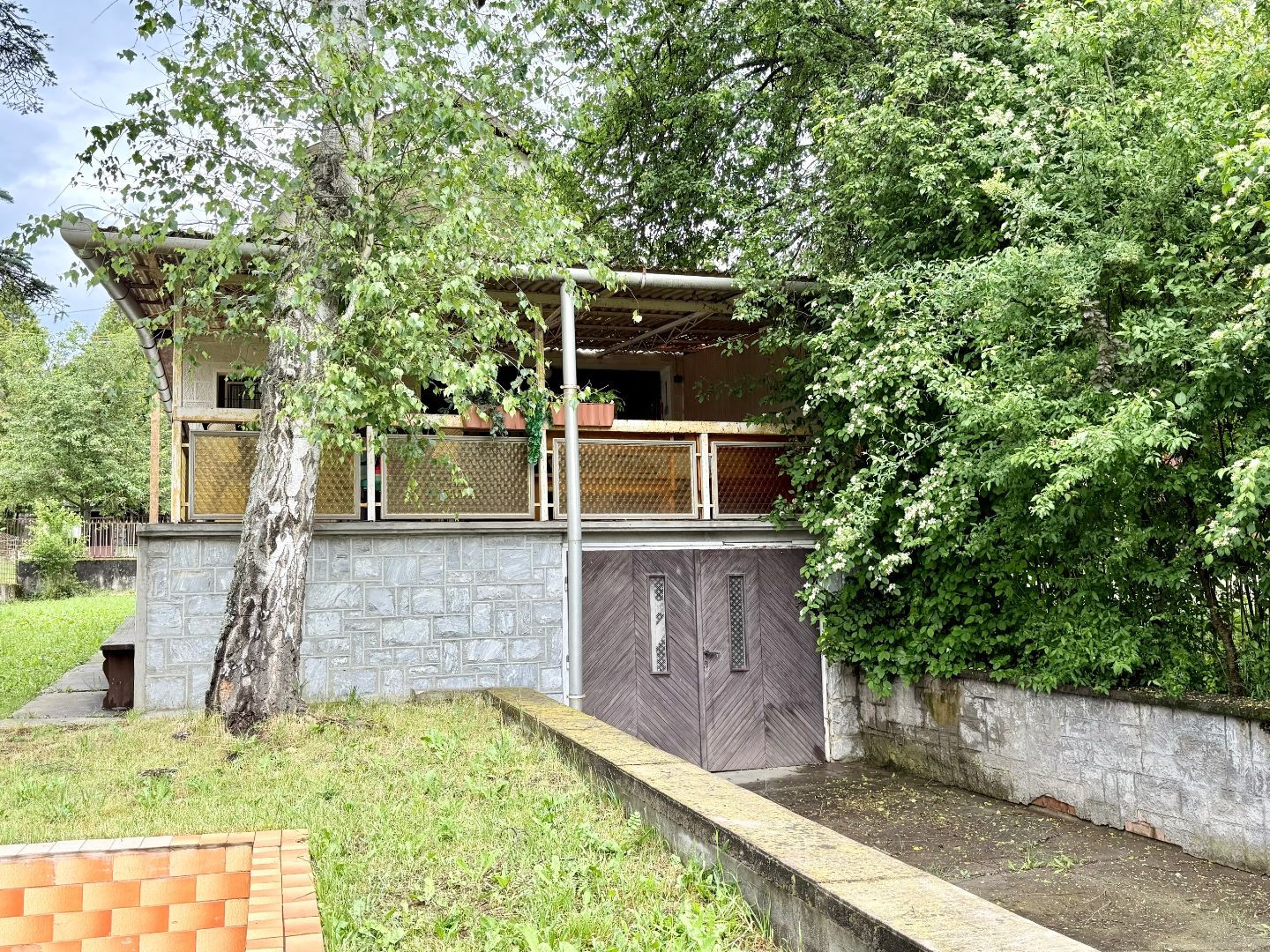 MAĎARSKO - JAZERO RAKACA - POSCHODOVÁ 5 IZBOVÁ CHATA, TERASA, BAZÉN, GARÁŽ.