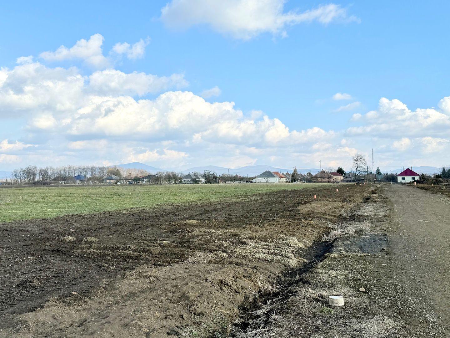 MAĎARSKO - ENCS STAVEBNÝ POZEMOK  1.000 M2, VŠETKY IS.