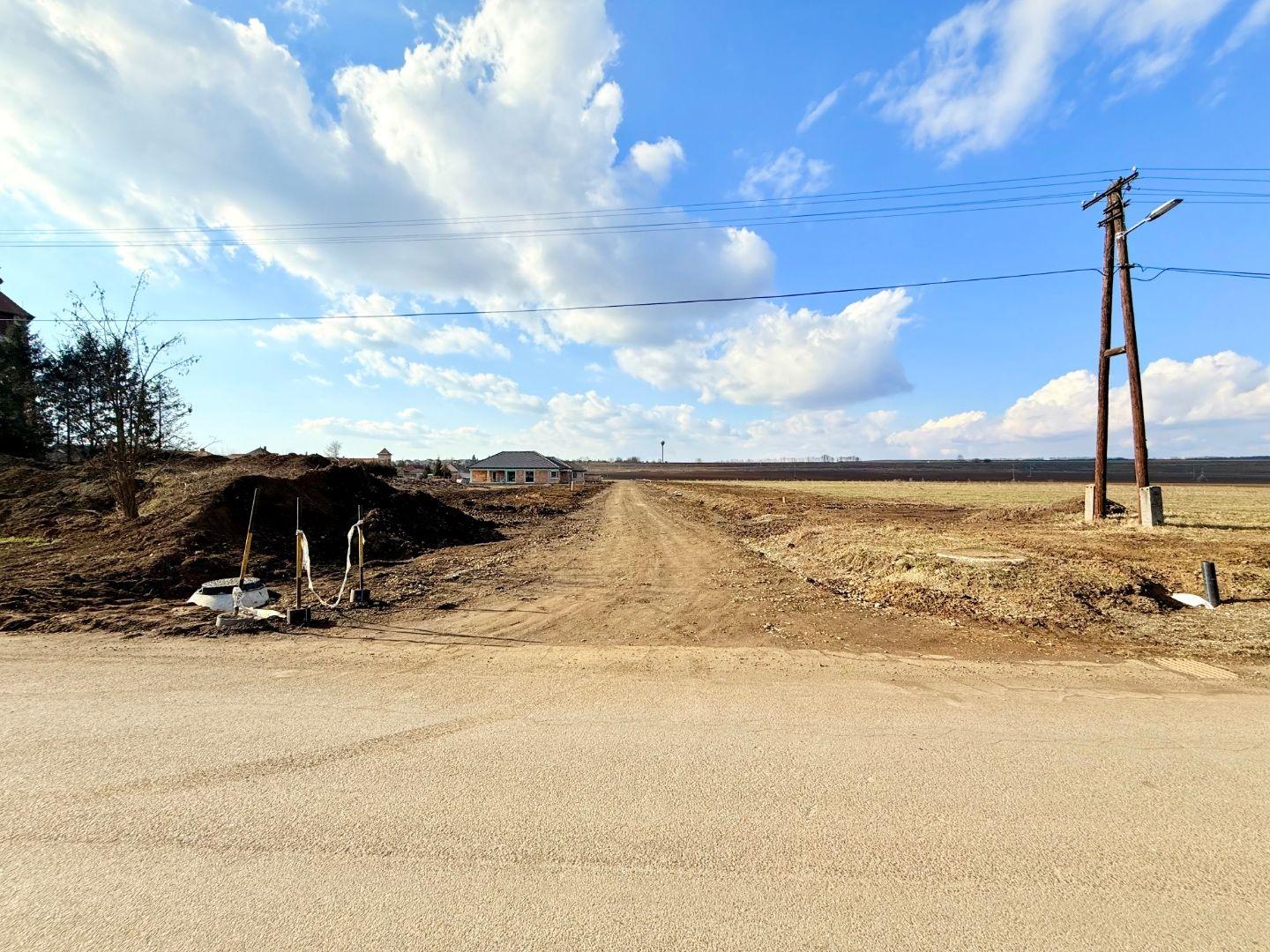 MAĎARSKO - ENCS STAVEBNÝ POZEMOK  1.000 M2, VŠETKY IS.