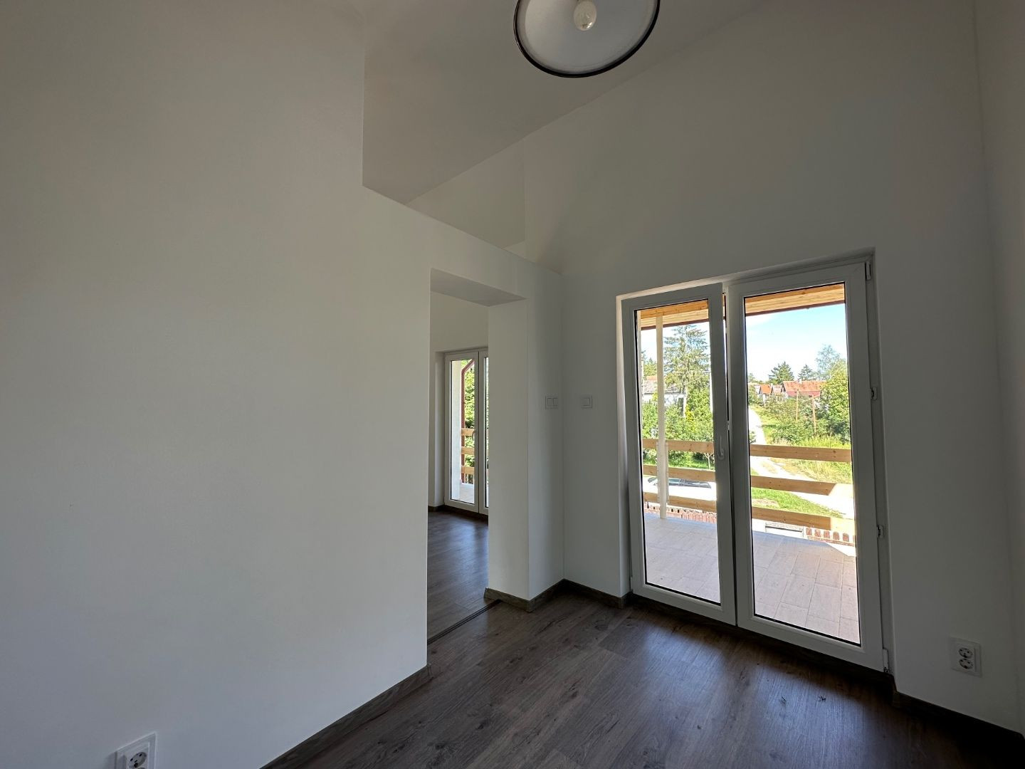 NOVÁ CENA - MAĎARSKO - JAZERO RAKACA - POSCHODOVÁ 3 IZBOVÁ CHATA, KUCHYŇA, PRI JAZERE S TERASOU.