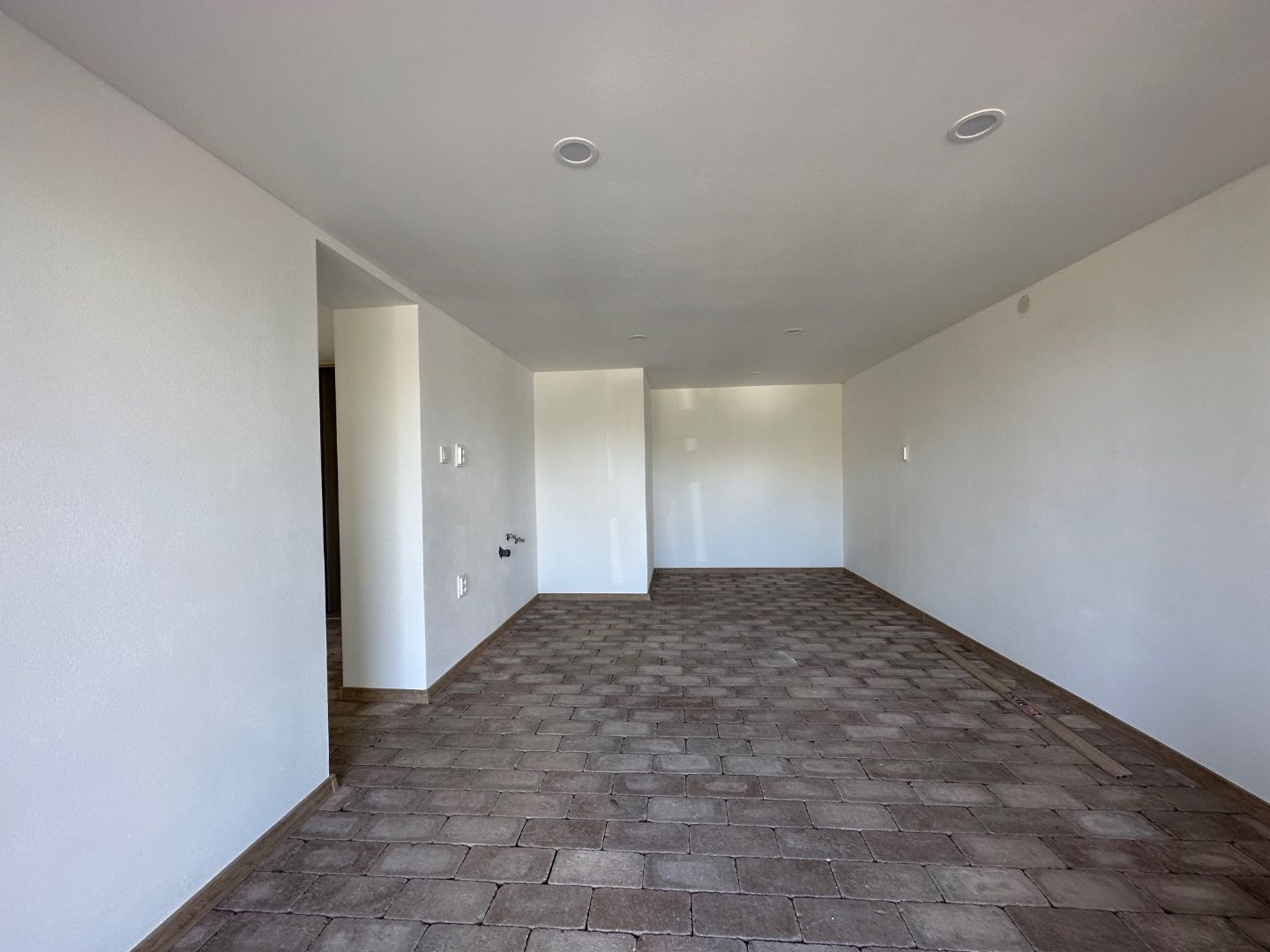 NOVÁ CENA - MAĎARSKO - JAZERO RAKACA - POSCHODOVÁ 3 IZBOVÁ CHATA, KUCHYŇA, PRI JAZERE S TERASOU.