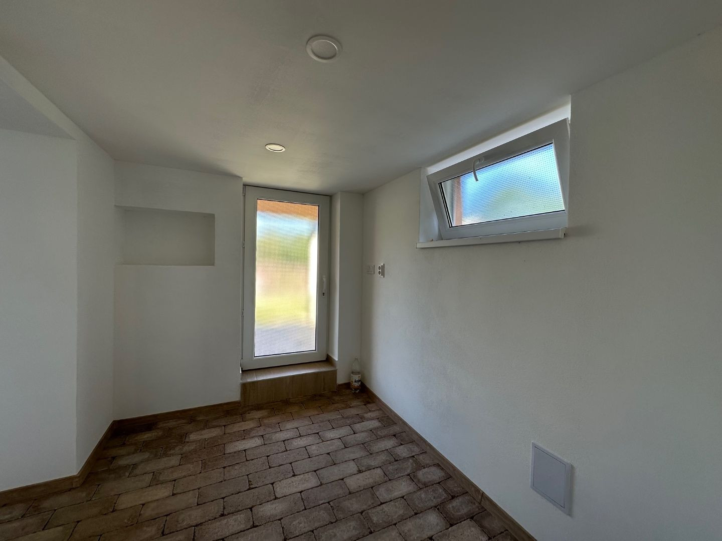 NOVÁ CENA - MAĎARSKO - JAZERO RAKACA - POSCHODOVÁ 3 IZBOVÁ CHATA, KUCHYŇA, PRI JAZERE S TERASOU.