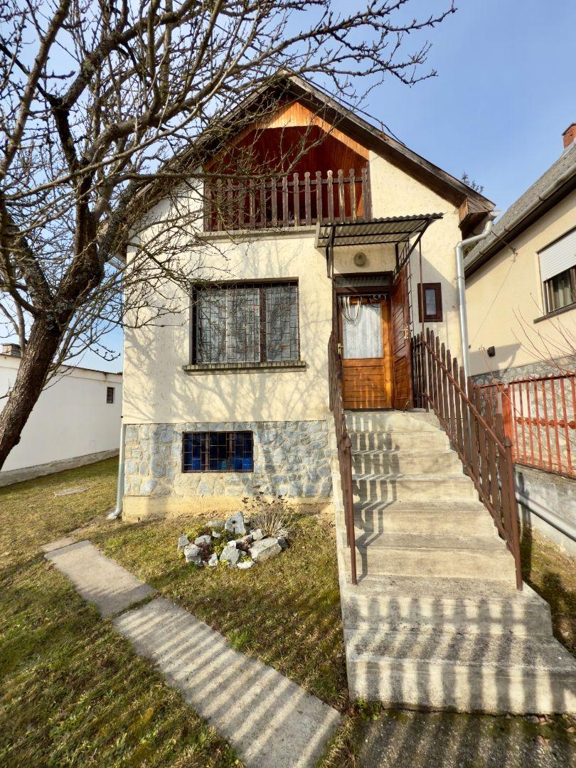 MAĎARSKO - JAZERO RAKACA - POSCHODOVÁ 3 IZBOVÁ CHATA PRI JAZERE S TERASOU.