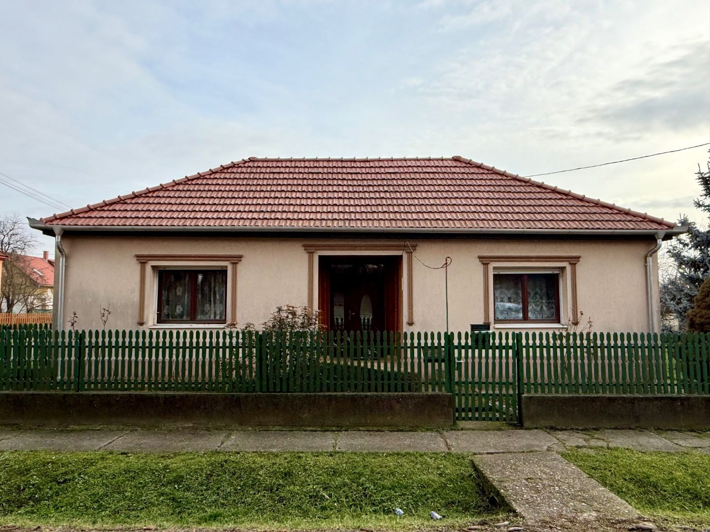 MAĎARSKO - ENCS - 3 IZBOVÝ RODINNÝ DOM S TERASOU, DVOJGARÁŽ, VÝBORNÝ STAV, S PEKNOU UDRŽIAVANOU ZÁHRADOU.