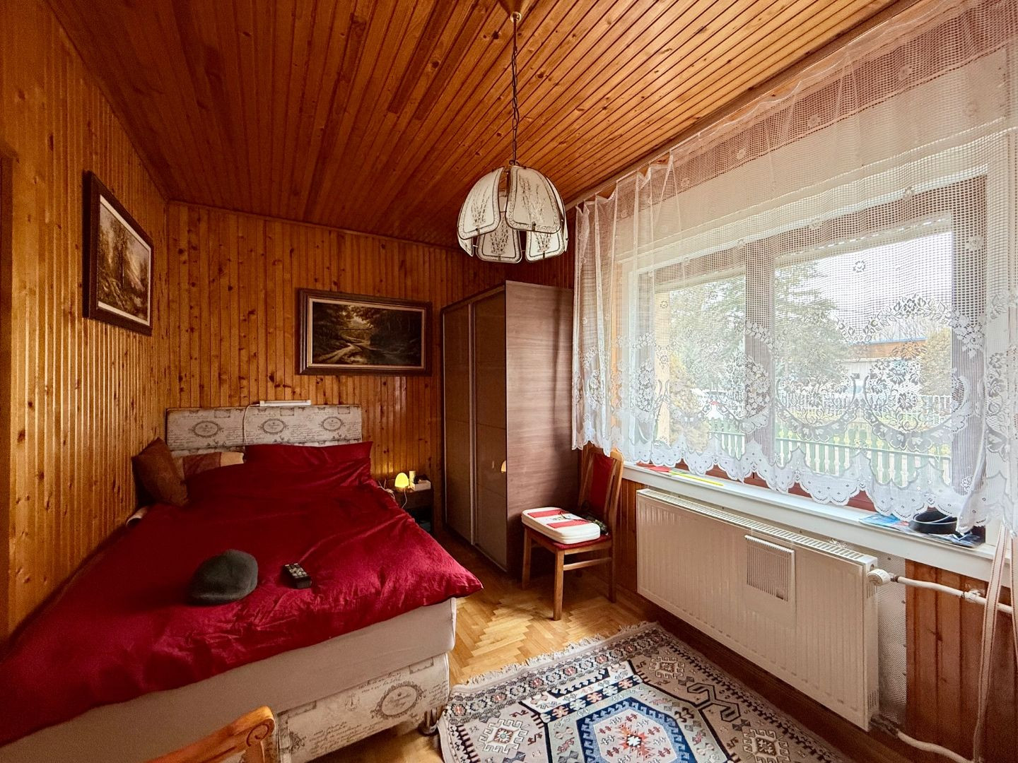 MAĎARSKO - ENCS - 3 IZBOVÝ RODINNÝ DOM S TERASOU, DVOJGARÁŽ, VÝBORNÝ STAV, S PEKNOU UDRŽIAVANOU ZÁHRADOU.