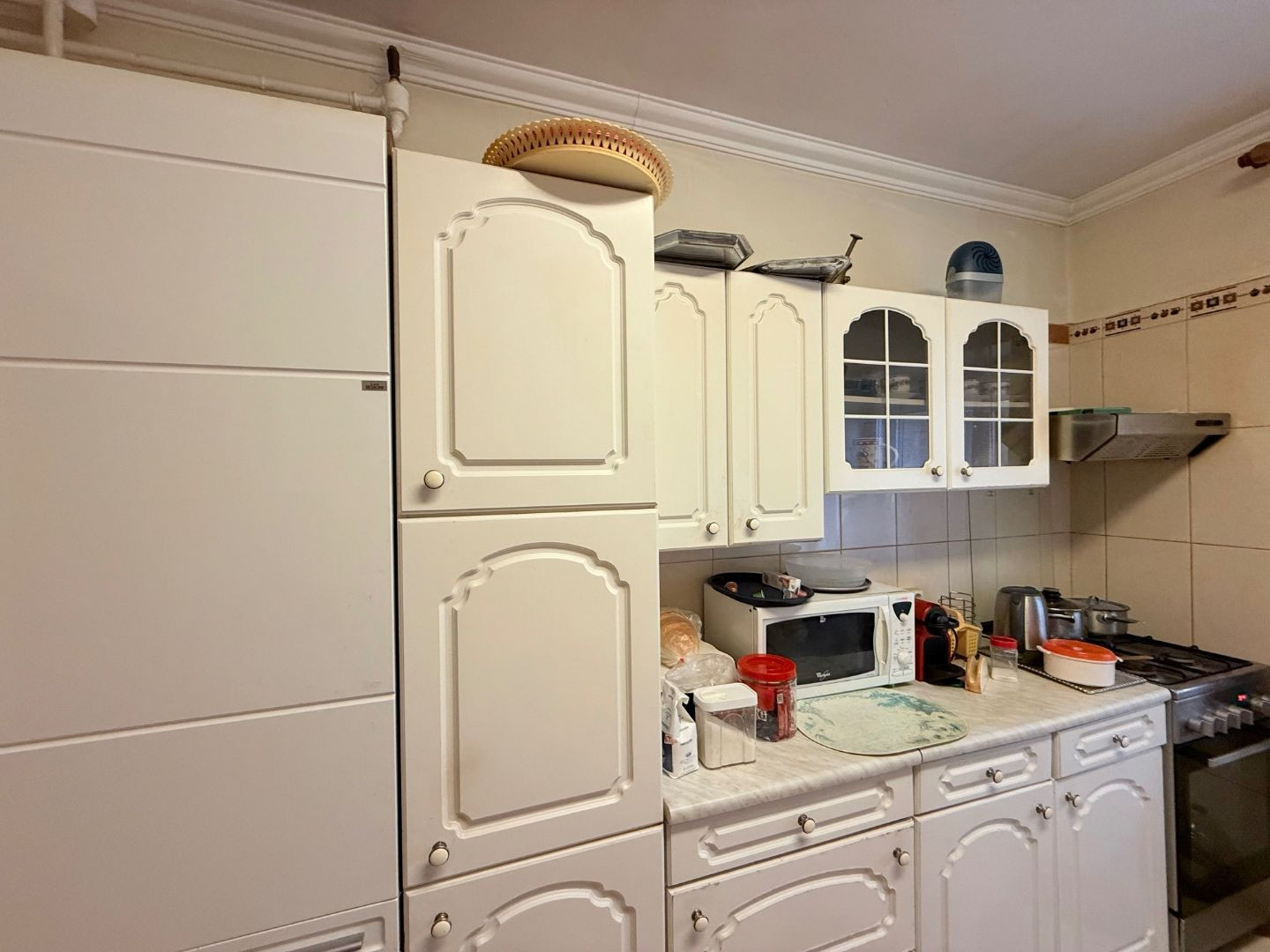 MAĎARSKO - ENCS - 3 IZBOVÝ RODINNÝ DOM S TERASOU, DVOJGARÁŽ, VÝBORNÝ STAV, S PEKNOU UDRŽIAVANOU ZÁHRADOU.