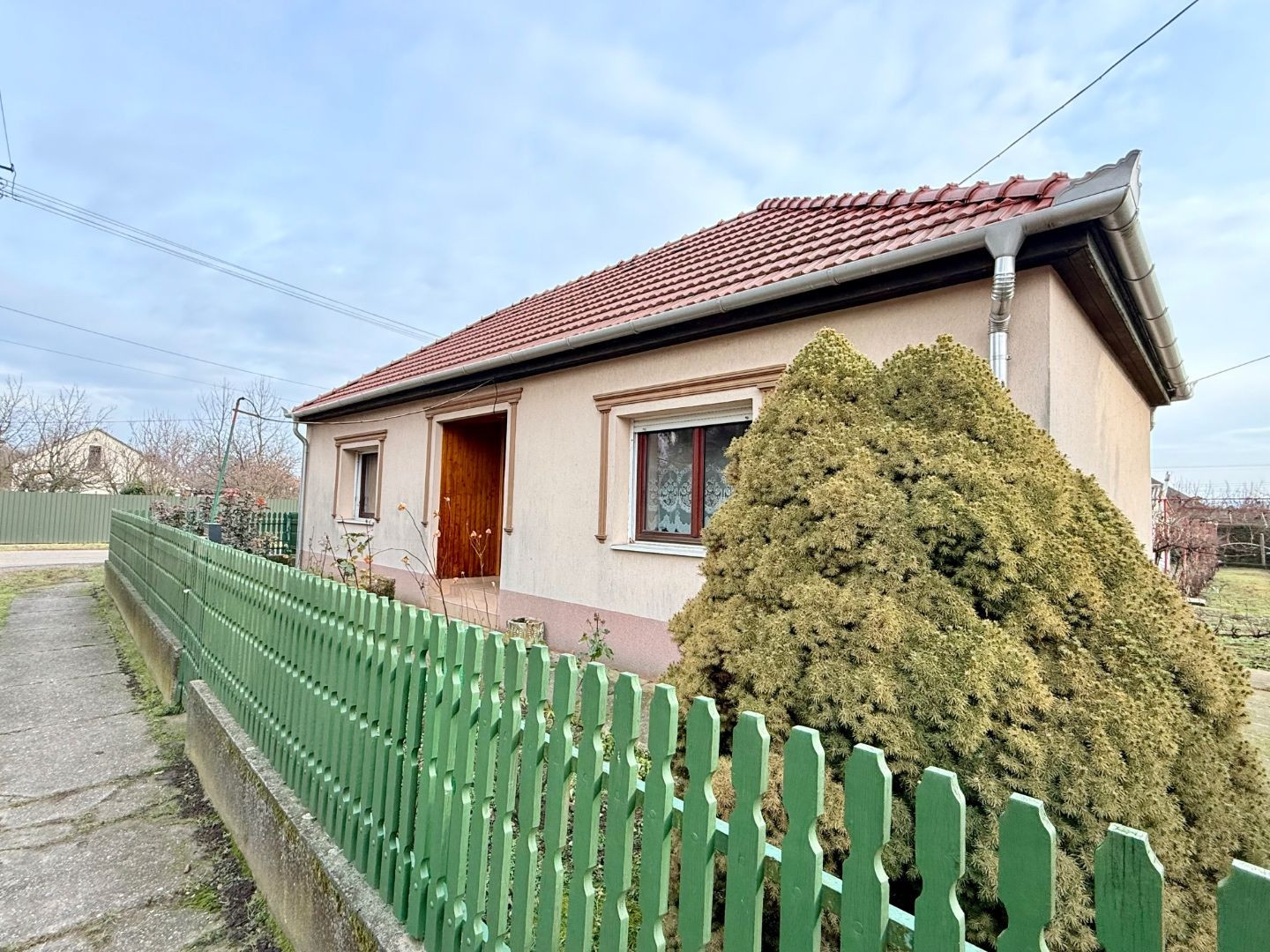 MAĎARSKO - ENCS - 3 IZBOVÝ RODINNÝ DOM S TERASOU, DVOJGARÁŽ, VÝBORNÝ STAV, S PEKNOU UDRŽIAVANOU ZÁHRADOU.