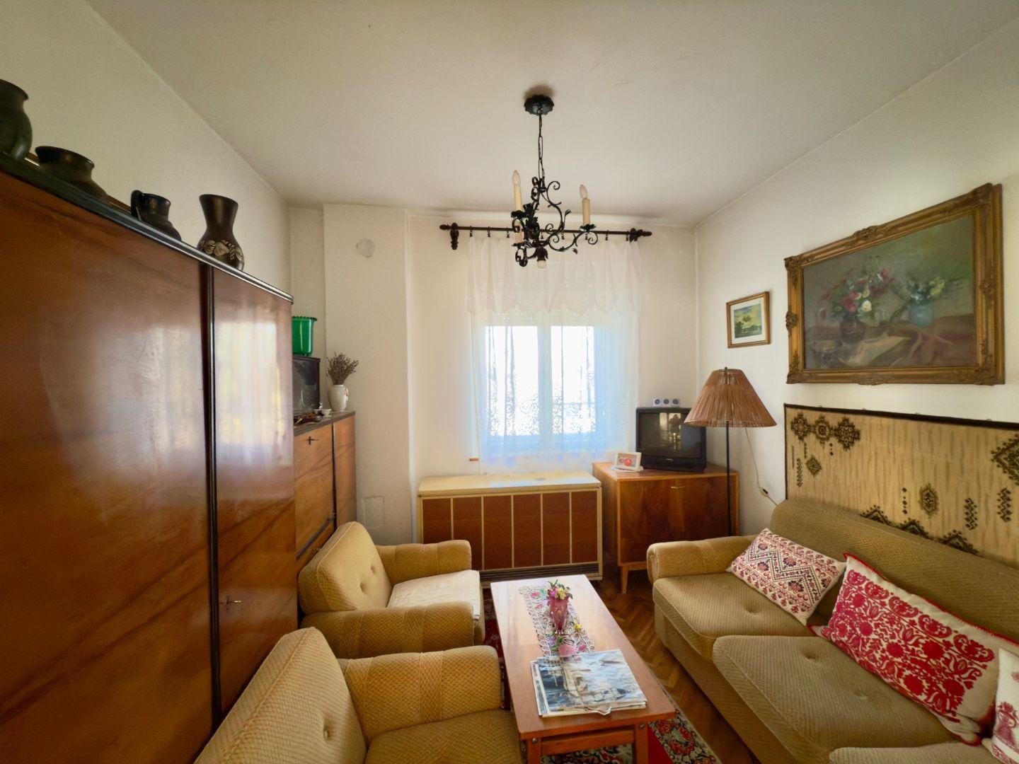 MAĎARSKO - GONC 6 IZBOVÝ POSCHODOVÝ RD S TERASOU, PIVNICOU, GARÁŽ, POZEMOK 1661 M2.