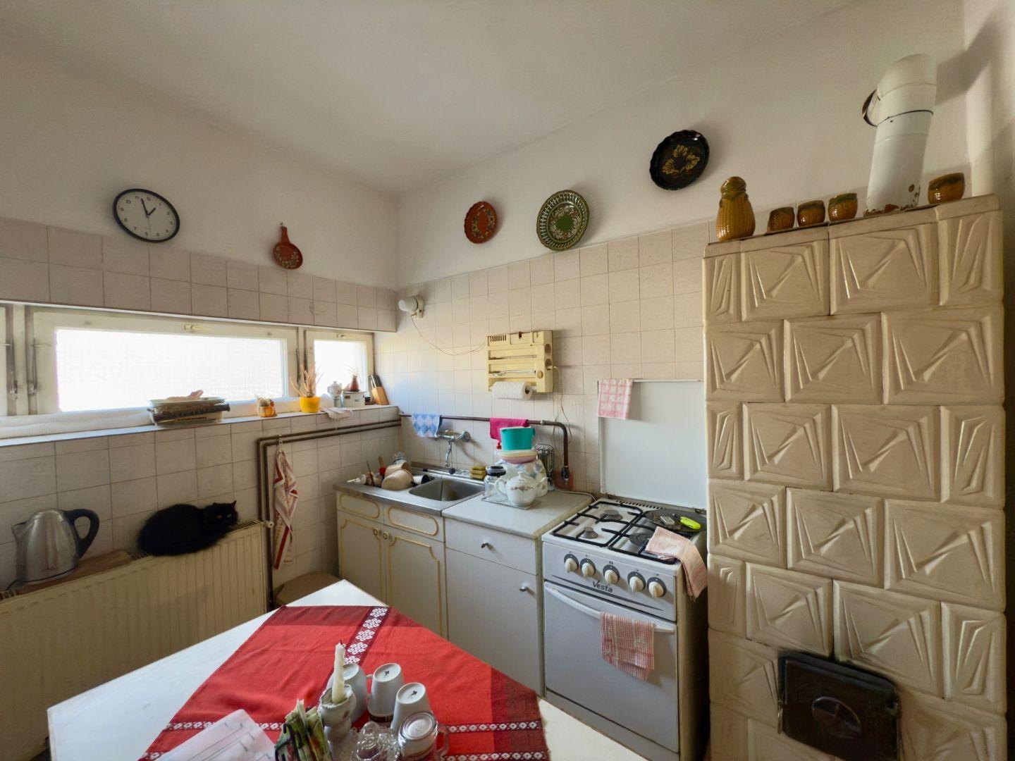 MAĎARSKO - GONC 6 IZBOVÝ POSCHODOVÝ RD S TERASOU, PIVNICOU, GARÁŽ, POZEMOK 1661 M2.