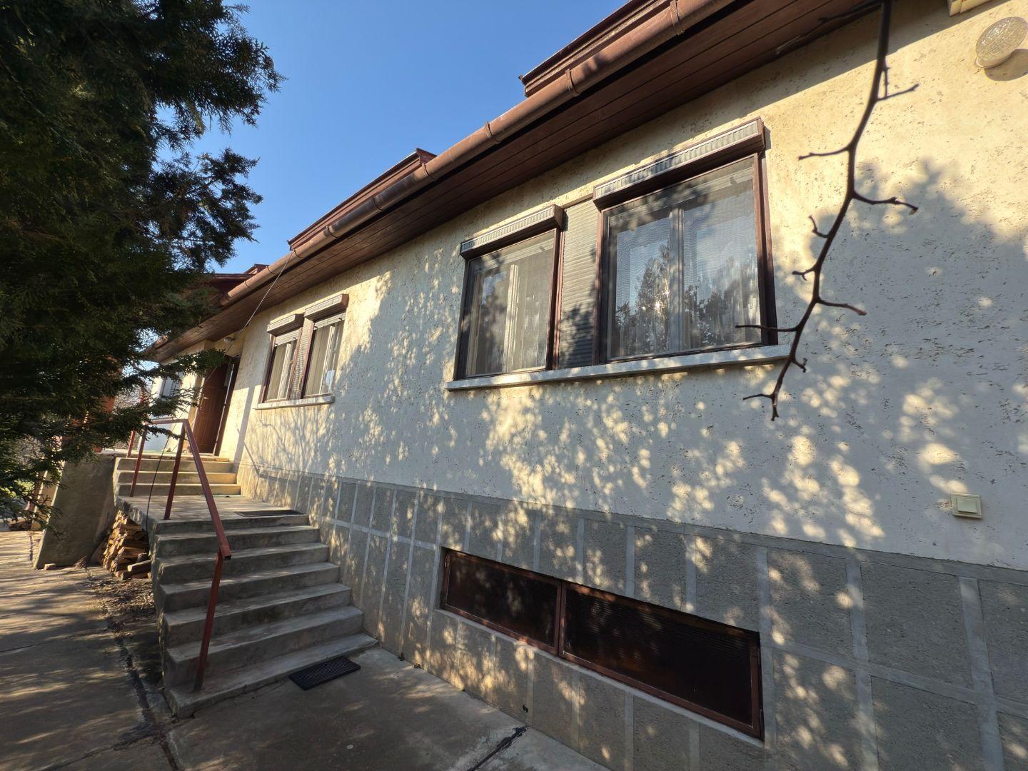 MAĎARSKO - GONC 6 IZBOVÝ POSCHODOVÝ RD S TERASOU, PIVNICOU, GARÁŽ, POZEMOK 1661 M2.