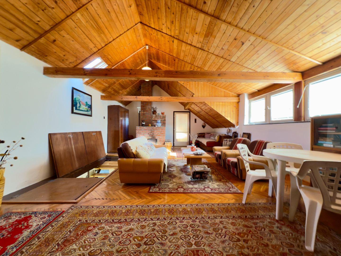 MAĎARSKO - GONC 6 IZBOVÝ POSCHODOVÝ RD S TERASOU, PIVNICOU, GARÁŽ, POZEMOK 1661 M2.