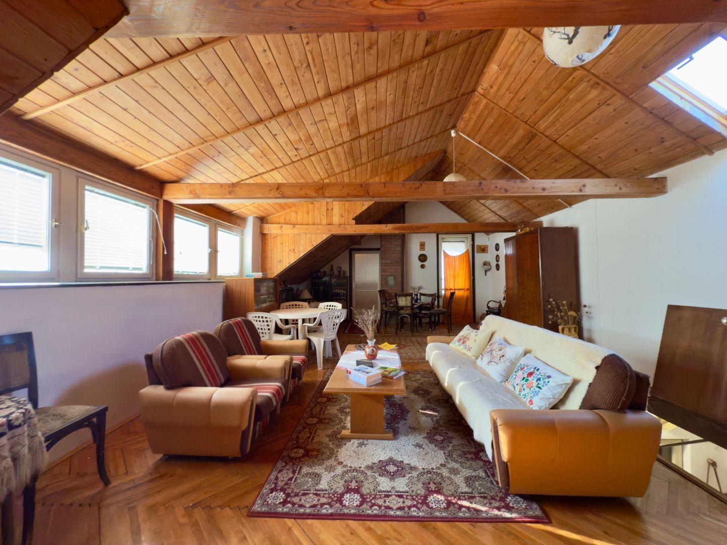 MAĎARSKO - GONC 6 IZBOVÝ POSCHODOVÝ RD S TERASOU, PIVNICOU, GARÁŽ, POZEMOK 1661 M2.