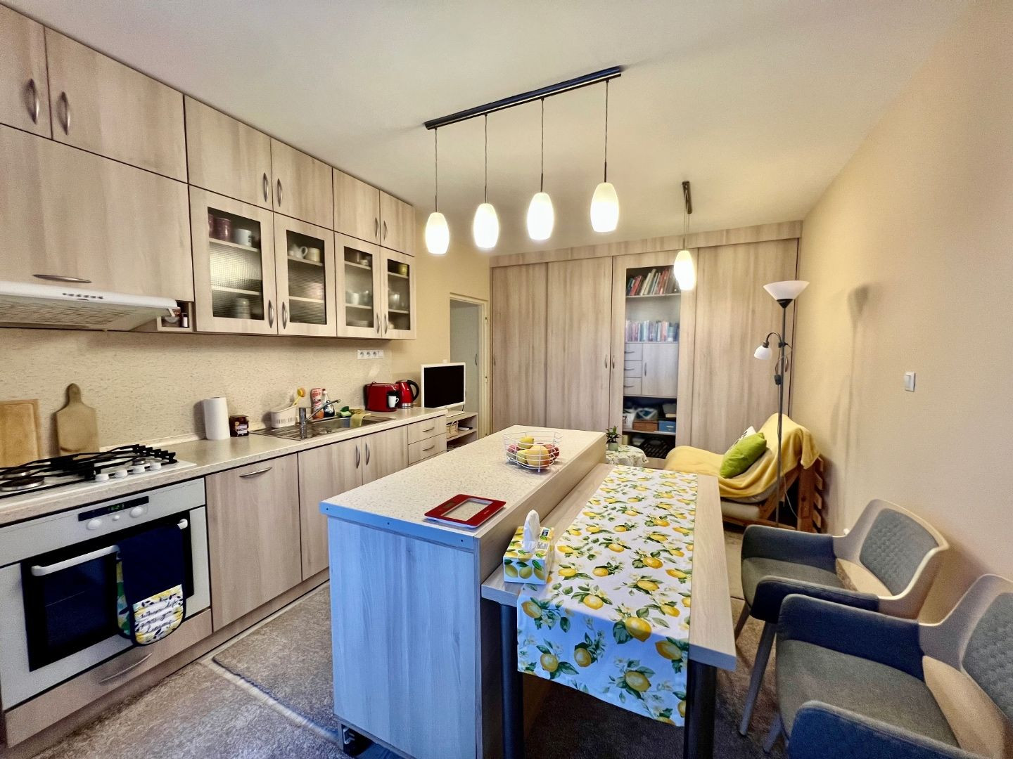 REZERVOVANÉ - JAZERO - METEOROVÁ  1,5 IZBOVÝ BYT 42 M2, LODŽIA, SKRINE NA CHODBE, TV, INTERNET.