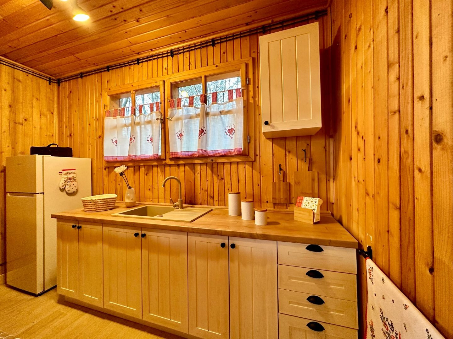 MAĎARSKO - JAZERO RAKACA - 4 IZBOVÁ ZARIADENÁ ZRUBOVÁ POSCHODOVÁ CHATA PRI JAZERE S TERASOU.