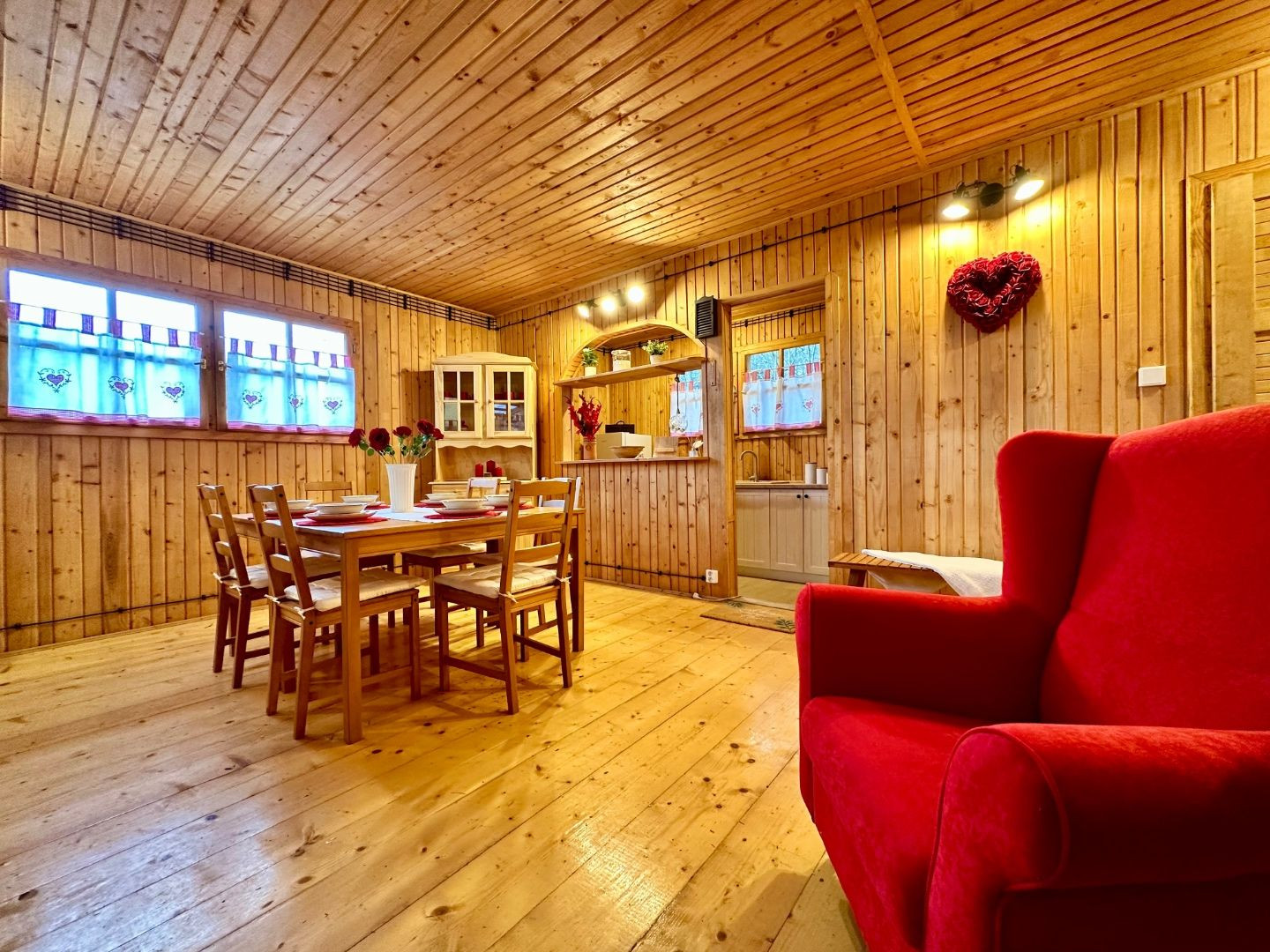 MAĎARSKO - JAZERO RAKACA - 4 IZBOVÁ ZARIADENÁ ZRUBOVÁ POSCHODOVÁ CHATA PRI JAZERE S TERASOU.