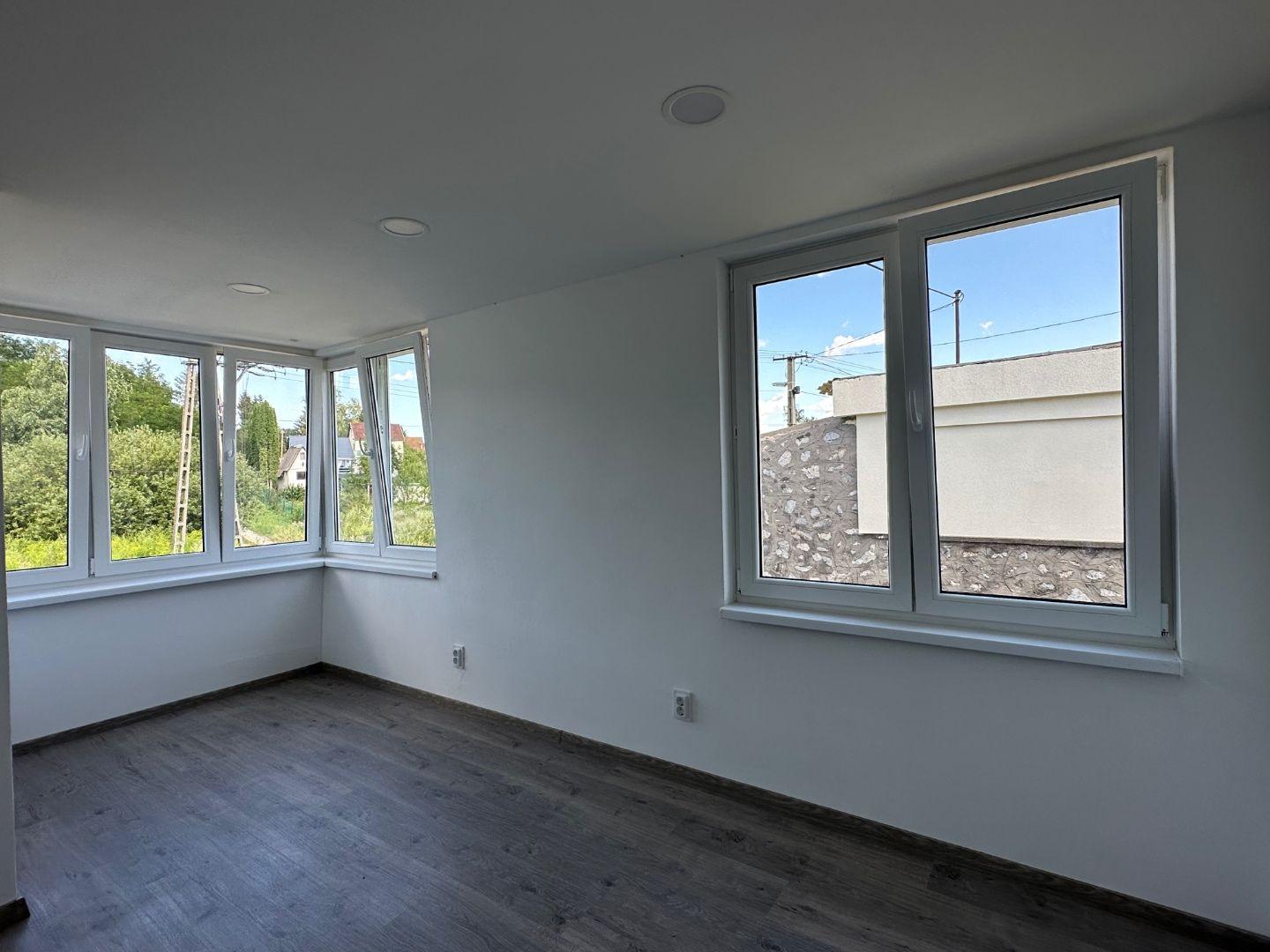 NOVÁ CENA - MAĎARSKO - JAZERO RAKACA - MUROVANÁ CHATA - PRI JAZERE S TERASOU.