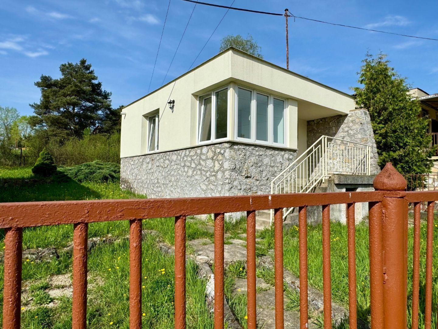 NOVÁ CENA - MAĎARSKO - JAZERO RAKACA - MUROVANÁ CHATA - PRI JAZERE S TERASOU.