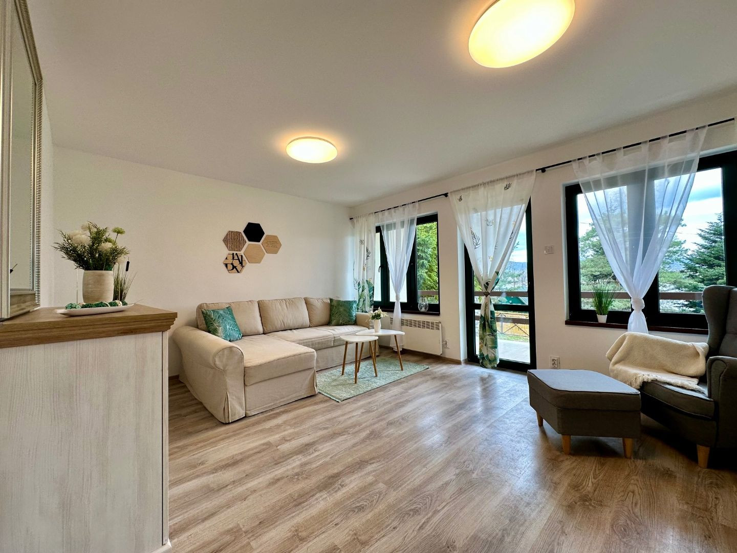 MAĎARSKO - JAZERO RAKACA - KOMPLETNE ZARIADENÁ MUROVANÁ POSCHODOVÁ CHATA PRI JAZERE S TERASOU.