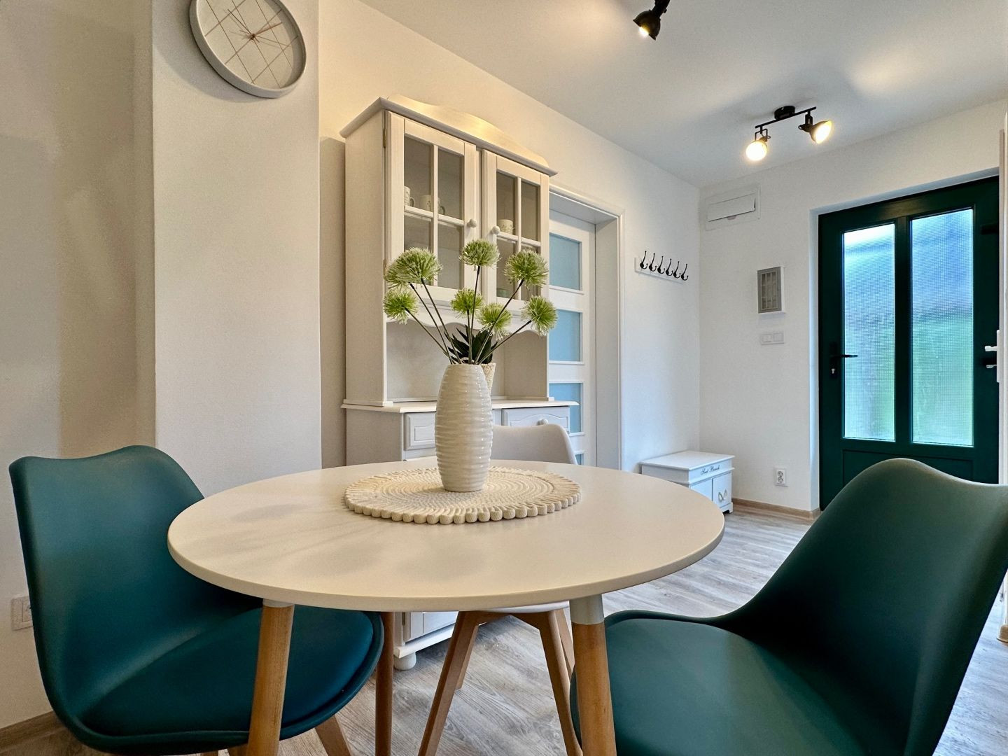 MAĎARSKO - JAZERO RAKACA - KOMPLETNE ZARIADENÁ MUROVANÁ POSCHODOVÁ CHATA PRI JAZERE S TERASOU.